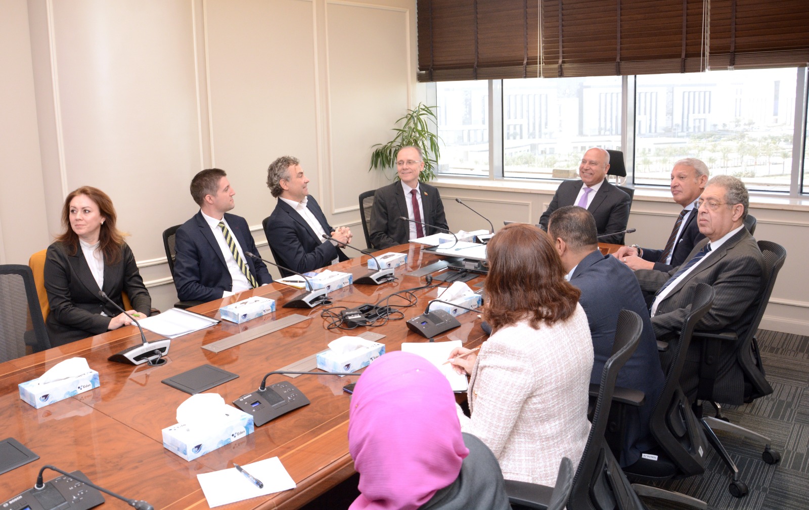 الوزير يجتمع مع ممثلي شركة سين كارز البلغارية