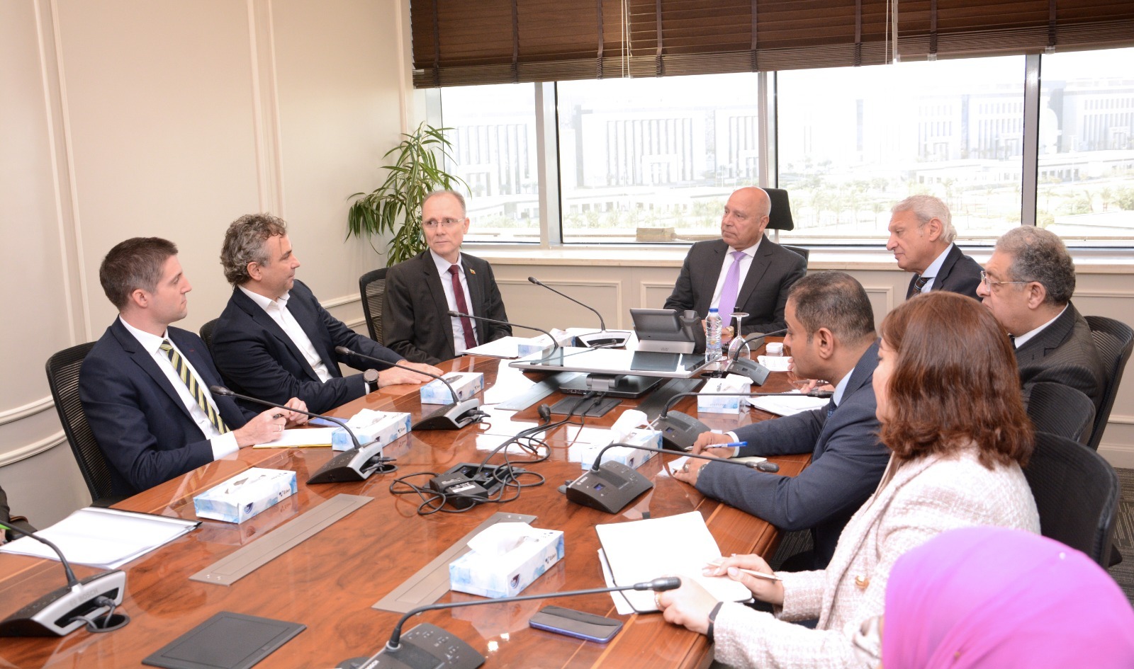 الوزير يجتمع مع ممثلي شركة سين كارز البلغارية