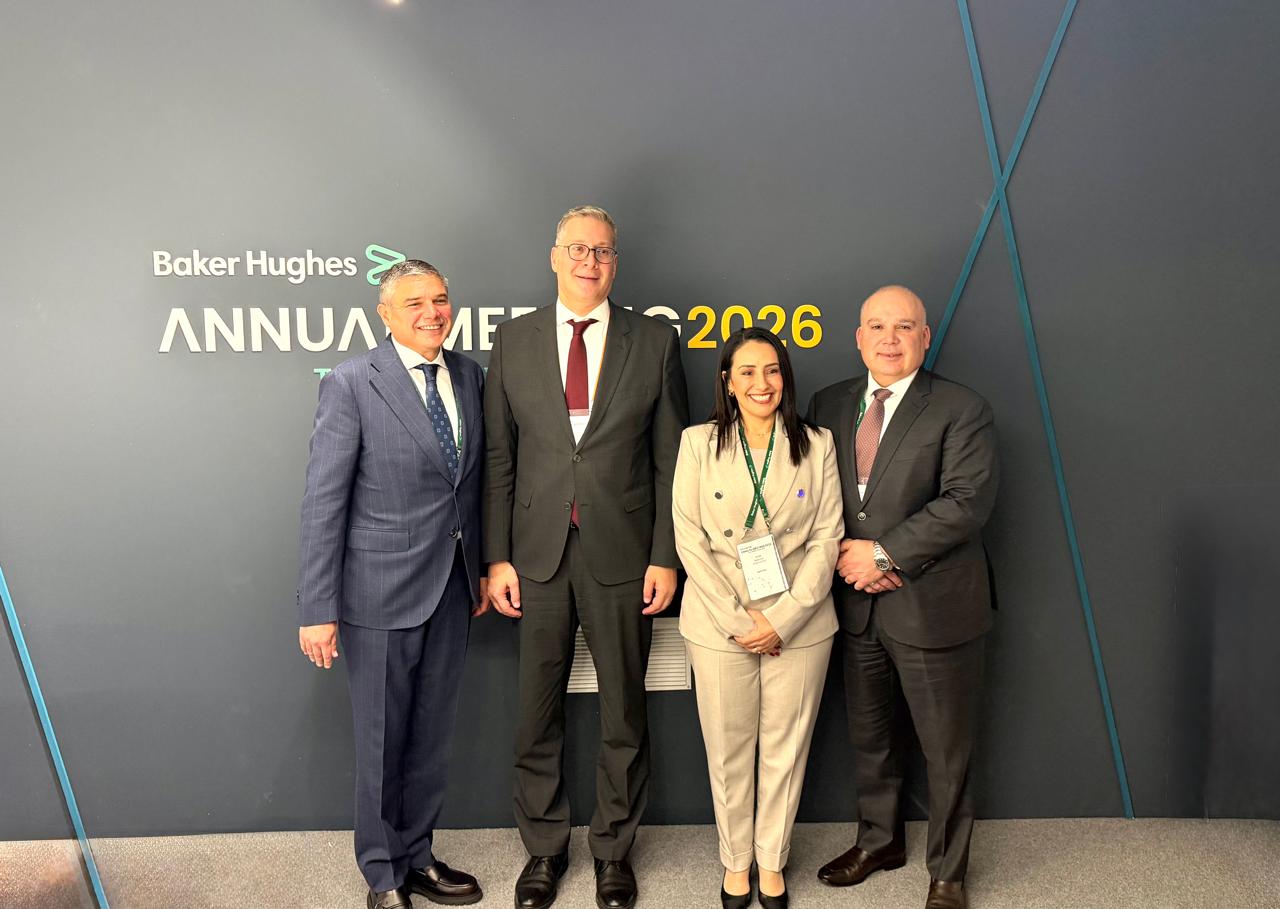 وزير البترول مع الرئيس التنفيذي لشركة بيكر هيوز العالمية