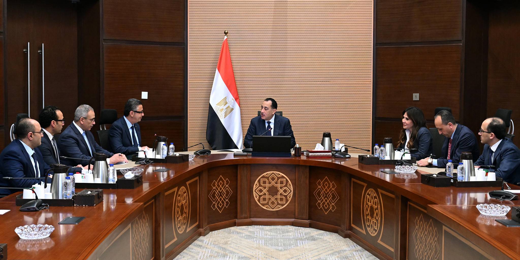 رئيس الوزراء يجتمع مع وزير التموين