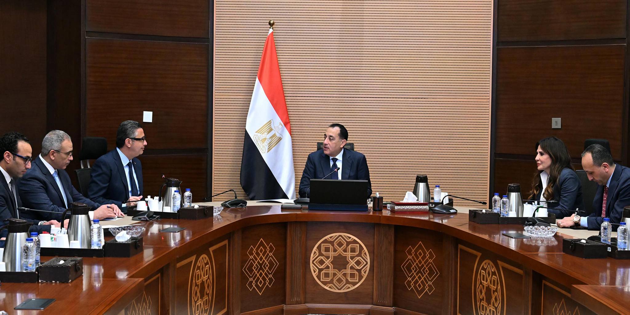 رئيس الوزراء يجتمع مع وزير التموين