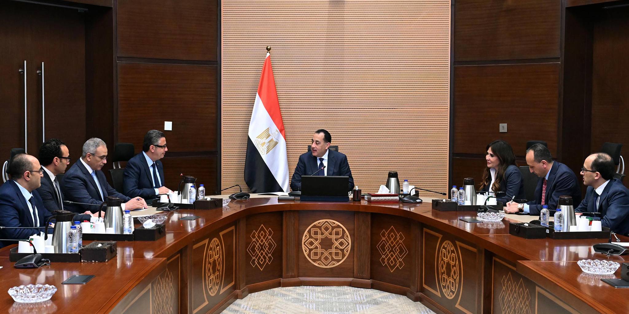 رئيس الوزراء يجتمع مع وزير التموين