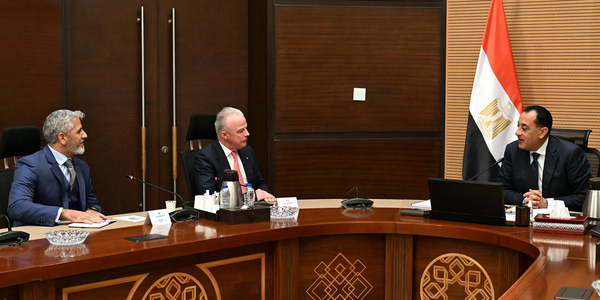 رئيس الوزراء يلتقي رئيس شركة بوينج الأمريكية