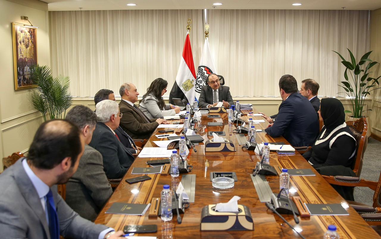 وزير قطاع الأعمال يجتمع مع مستثمرين أتراك في صناعة الملابس