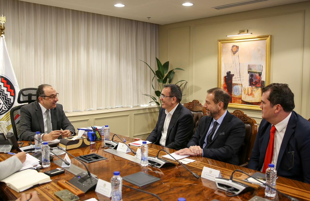 وزير قطاع الأعمال يجتمع مع مستثمرين أتراك في صناعة الملابس