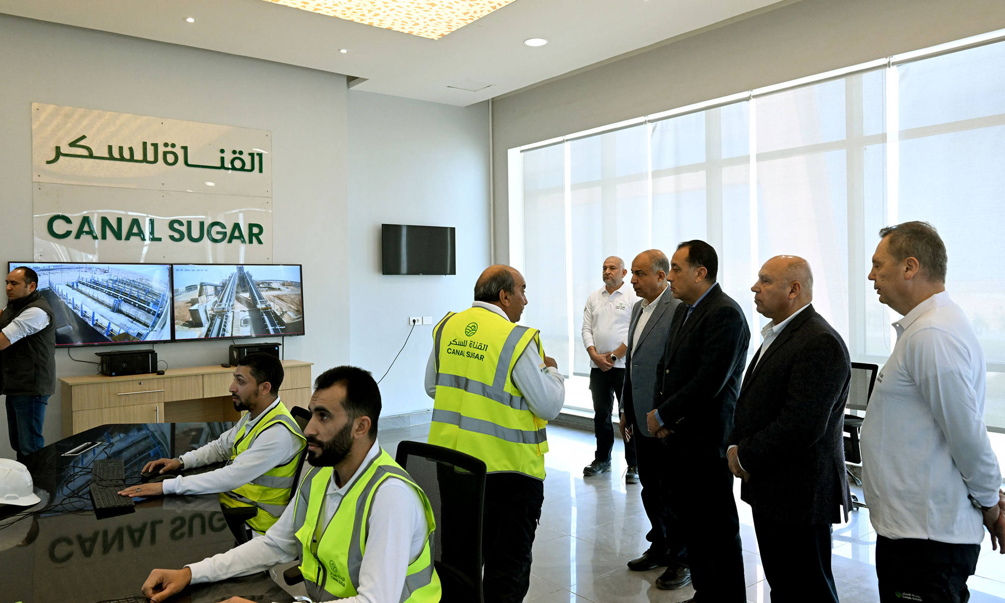 رئيس الوزراء يتفقد التشغيل التجريبي لمصنع شركة القناة للسكر