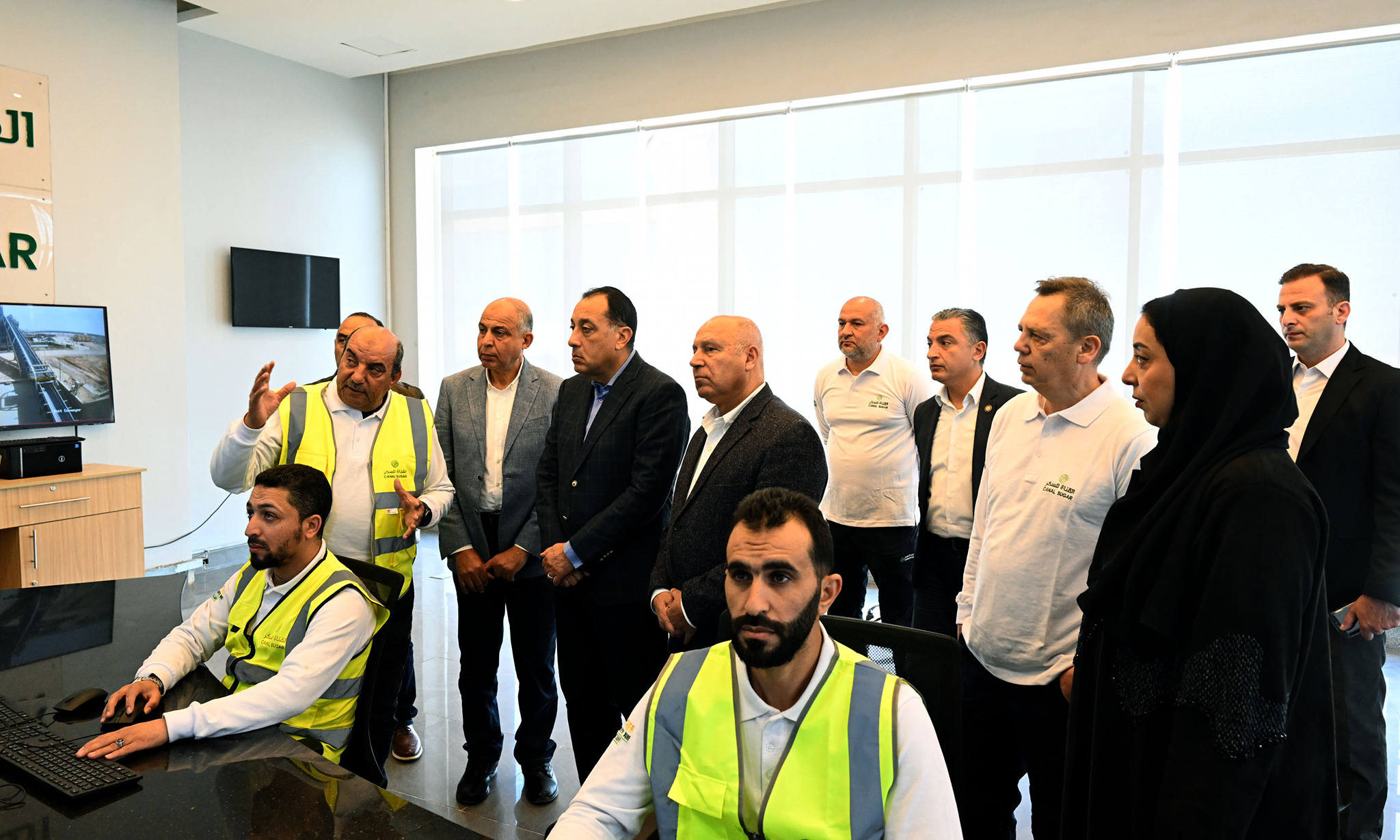 رئيس الوزراء يتفقد التشغيل التجريبي لمصنع شركة القناة للسكر