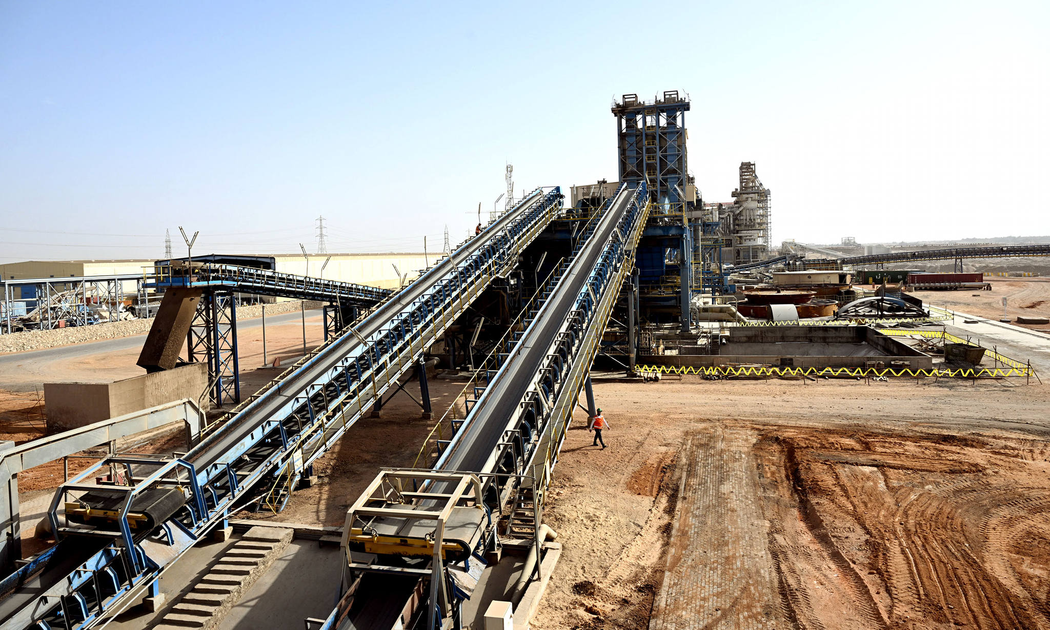 رئيس الوزراء يتفقد التشغيل التجريبي لمصنع شركة القناة للسكر