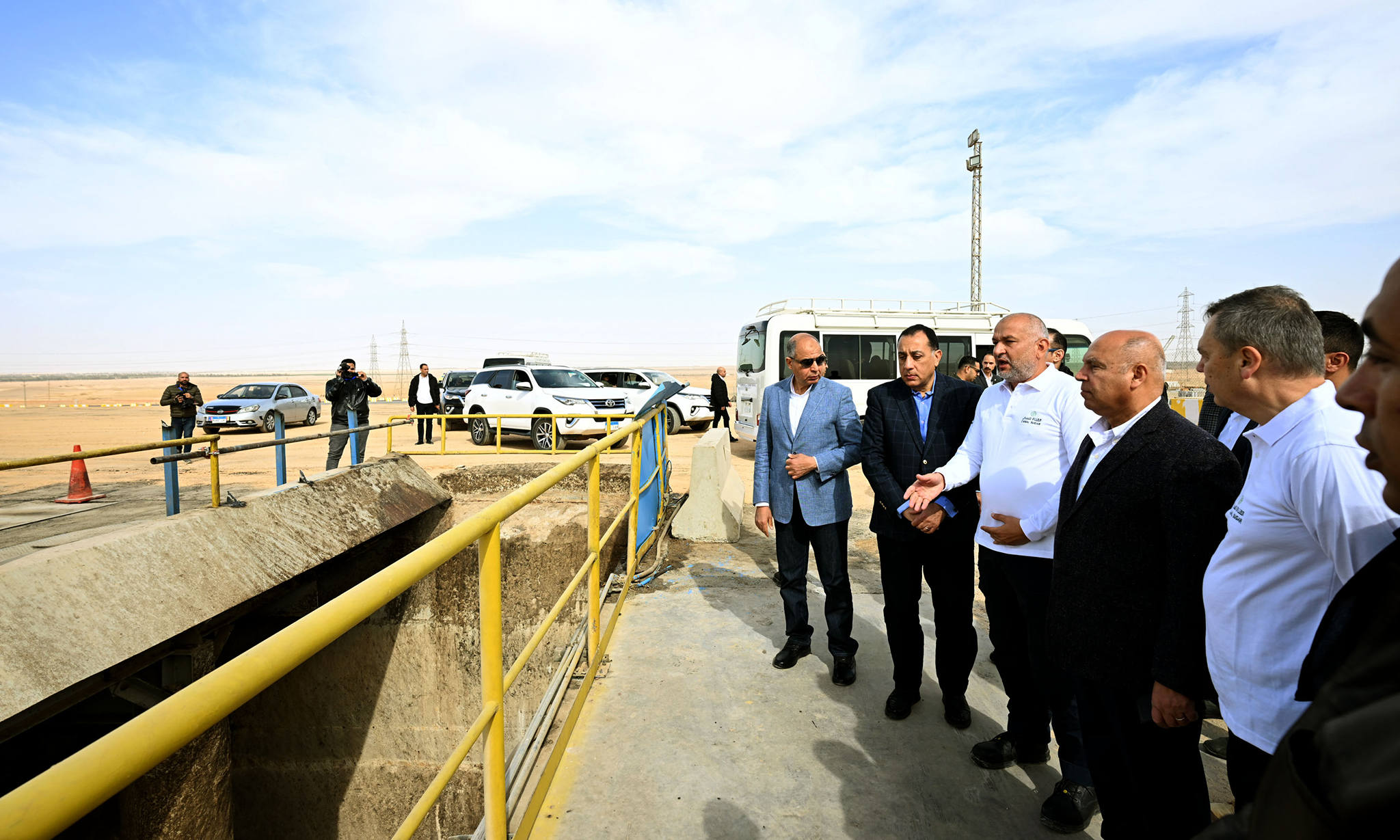 رئيس الوزراء يتفقد التشغيل التجريبي لمصنع شركة القناة للسكر