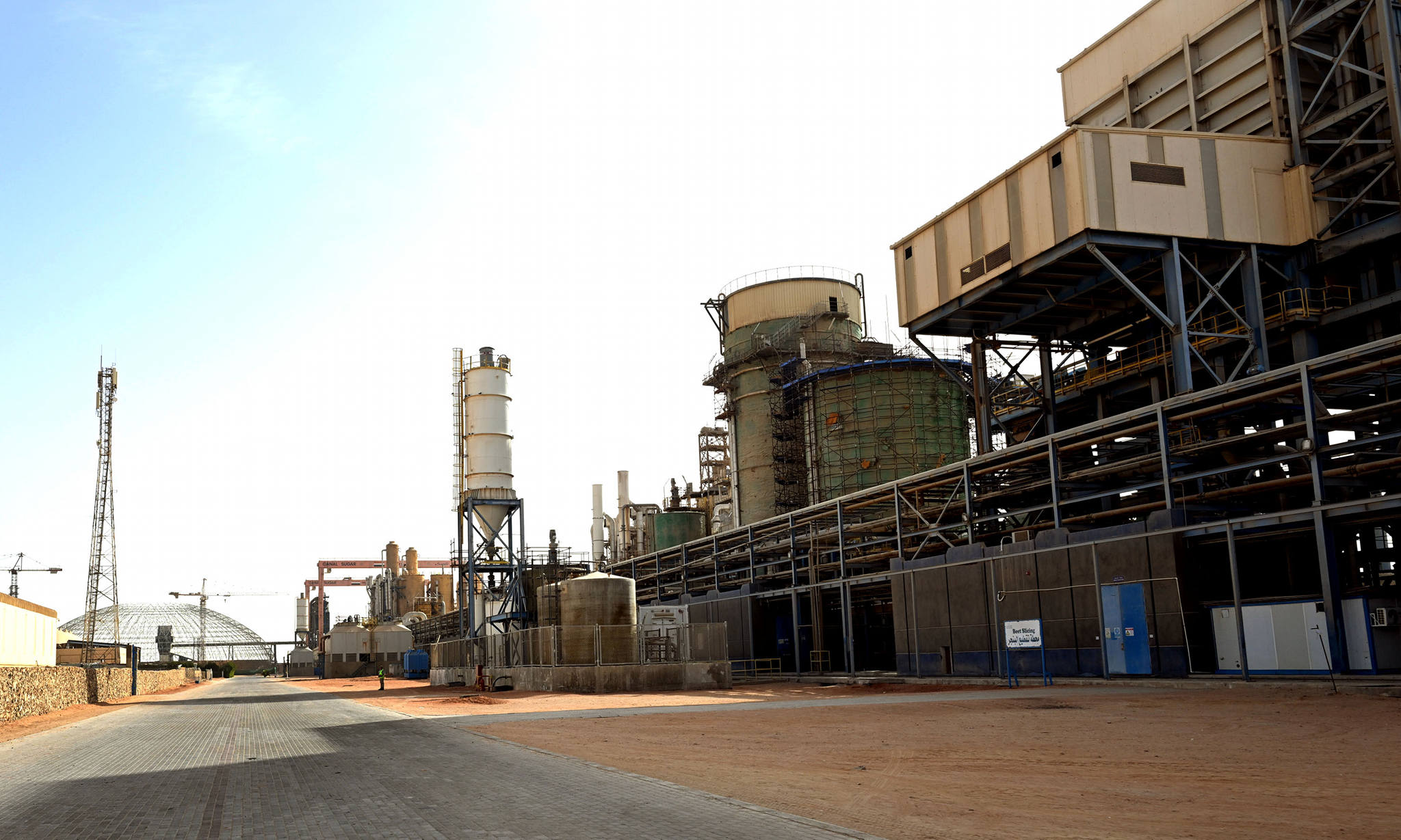 رئيس الوزراء يتفقد التشغيل التجريبي لمصنع شركة القناة للسكر