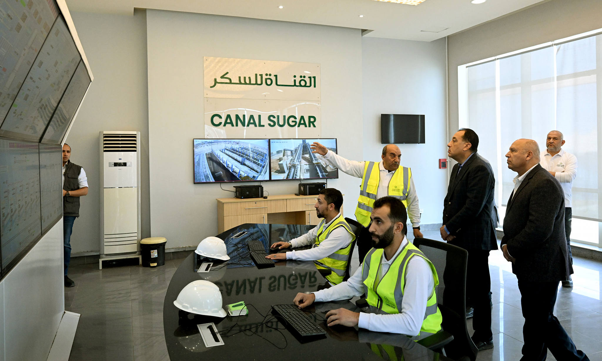رئيس الوزراء يتفقد التشغيل التجريبي لمصنع شركة القناة للسكر