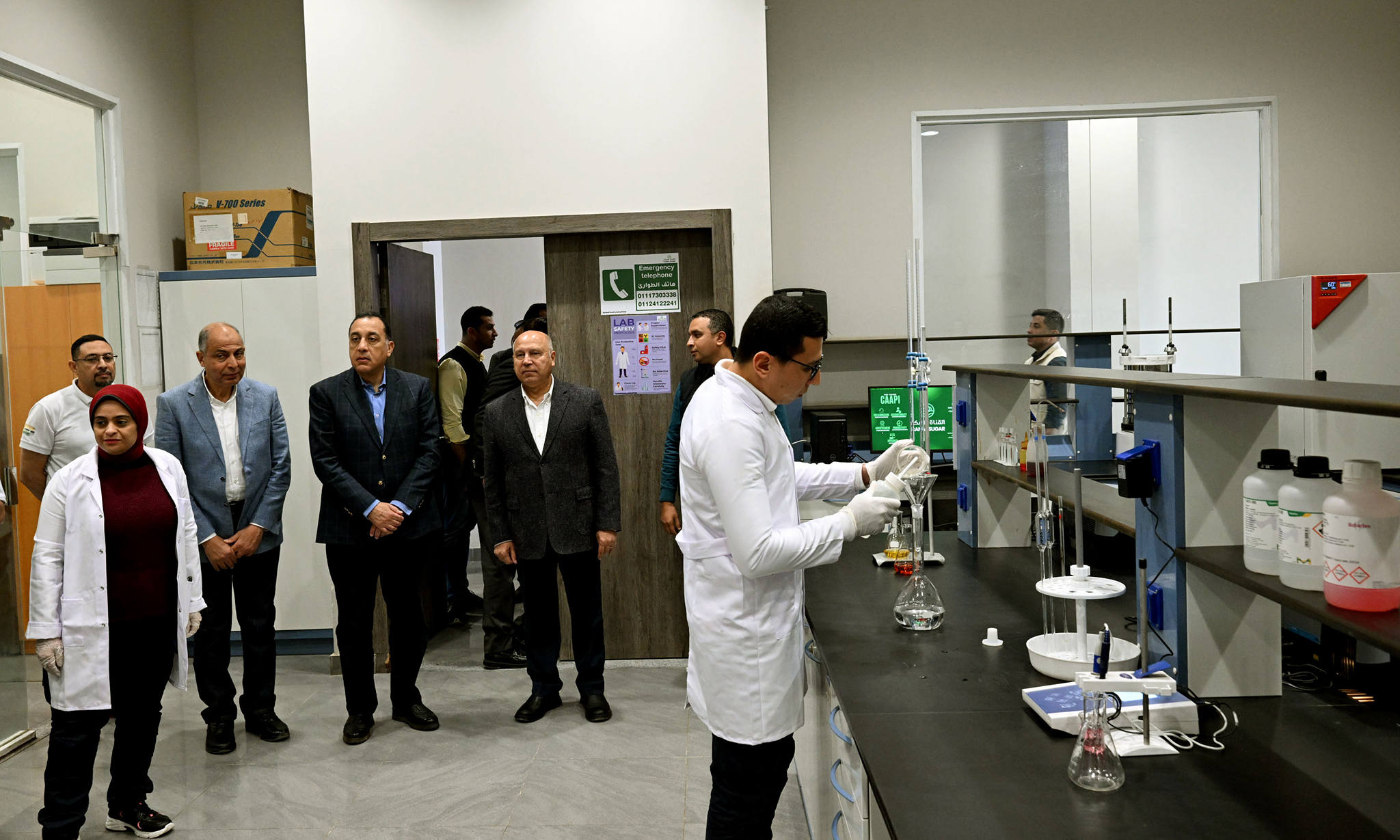 رئيس الوزراء يتفقد التشغيل التجريبي لمصنع شركة القناة للسكر