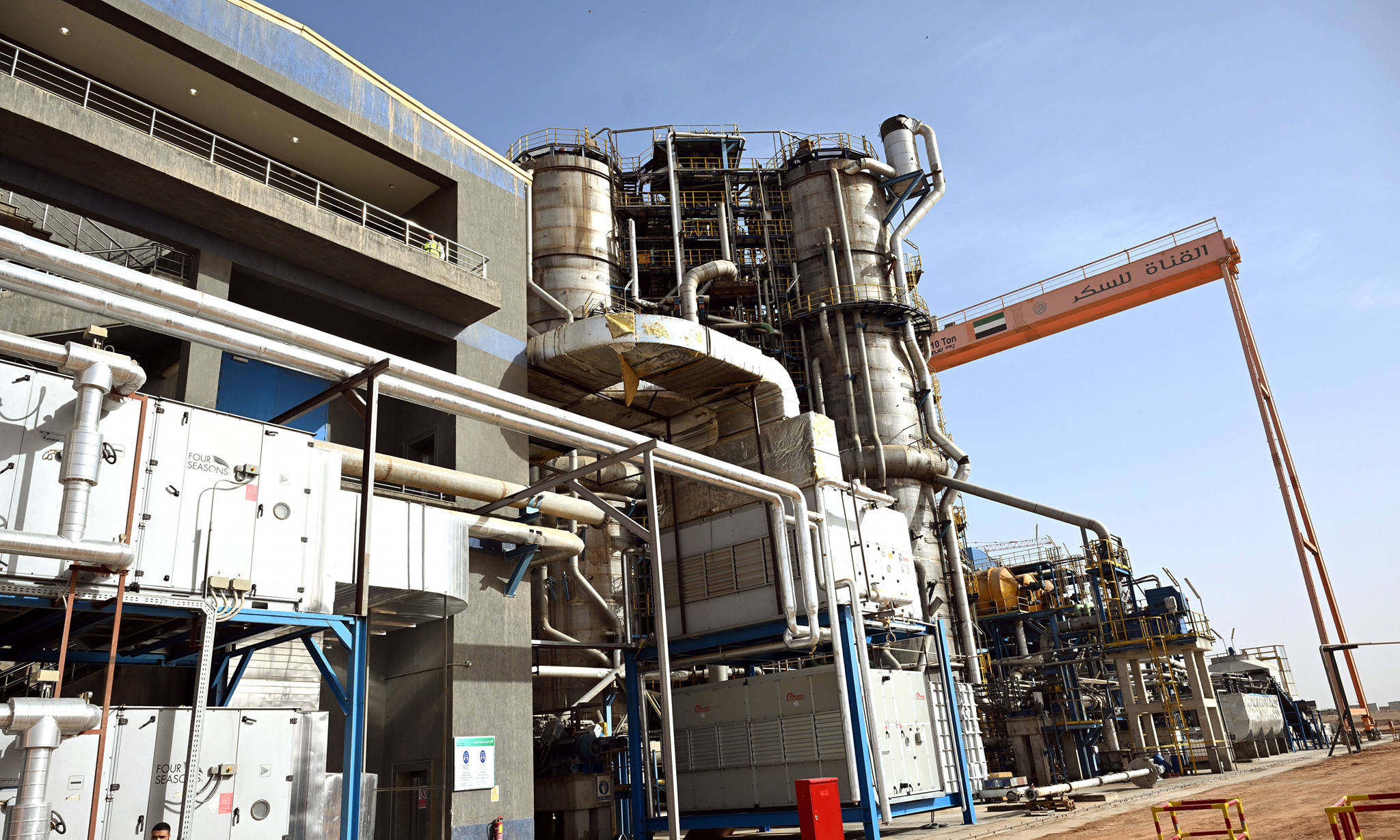 رئيس الوزراء يتفقد التشغيل التجريبي لمصنع شركة القناة للسكر