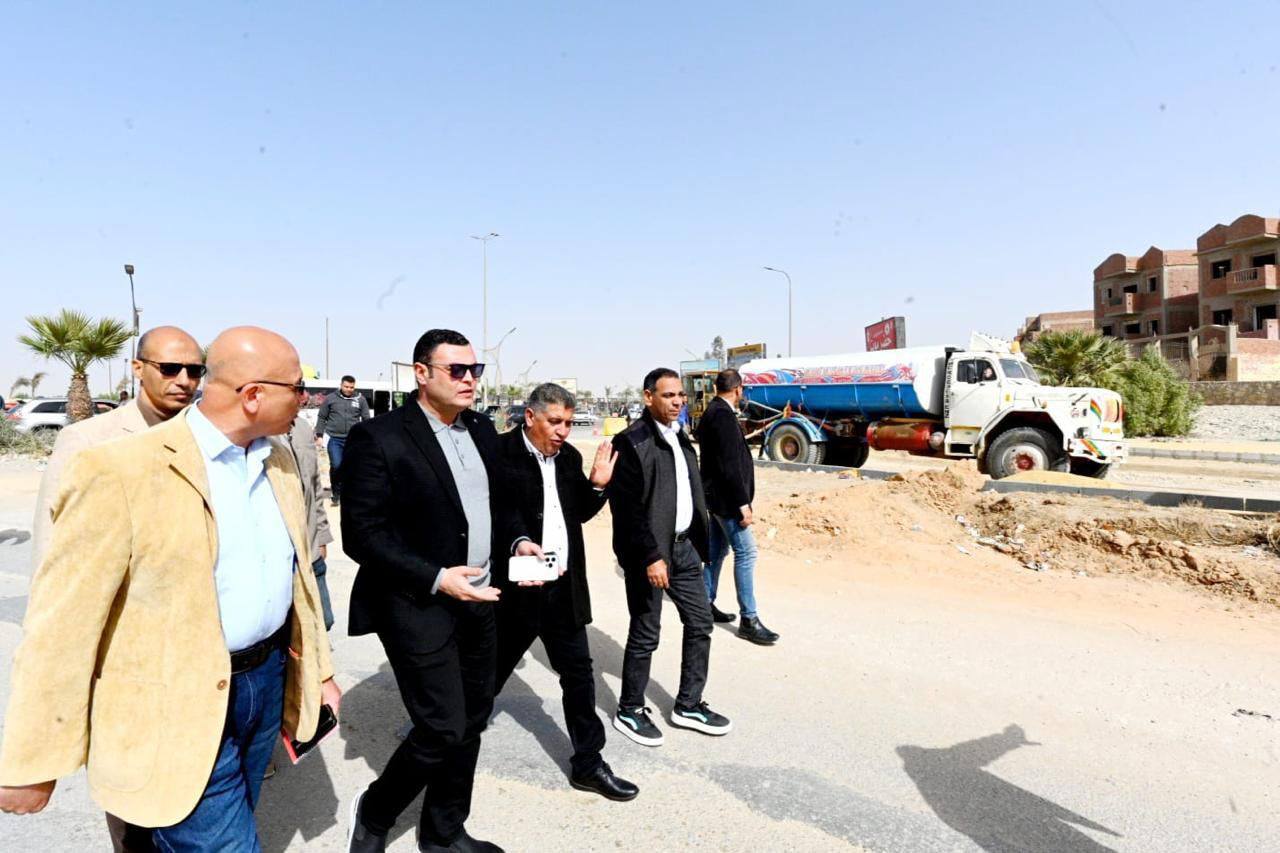 الشربيني يتفقد أعمال تطوير ورفع كفاءة الطرق بحدائق أكتوبر