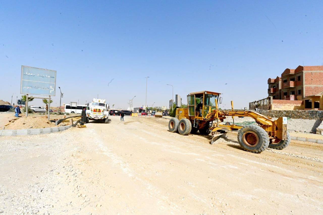 الشربيني يتفقد أعمال تطوير ورفع كفاءة الطرق بحدائق أكتوبر