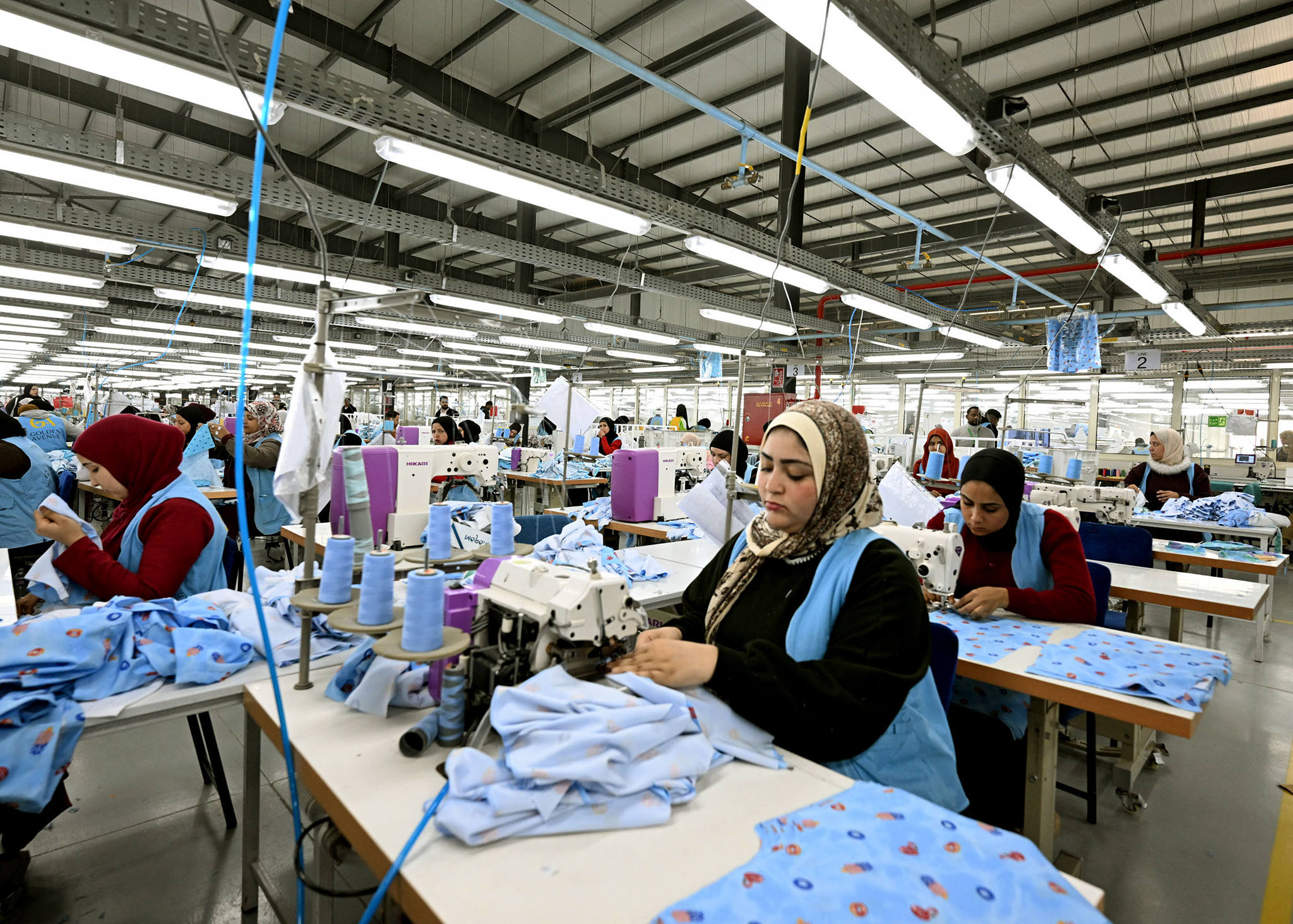 رئيس الوزراء يتفقد مصنع الجيزة للملابس الجاهزة