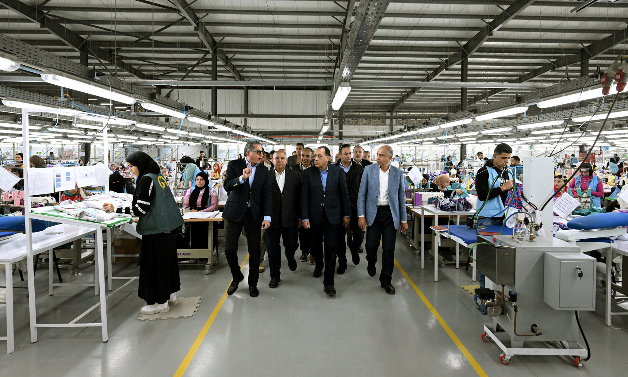 رئيس الوزراء يتفقد مصنع الجيزة للملابس الجاهزة