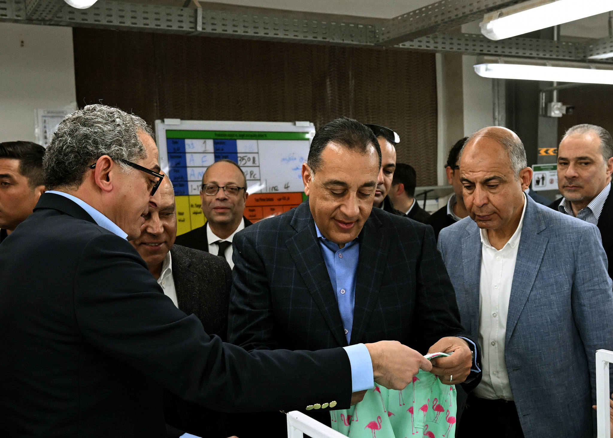 رئيس الوزراء يتفقد مصنع الجيزة للملابس الجاهزة