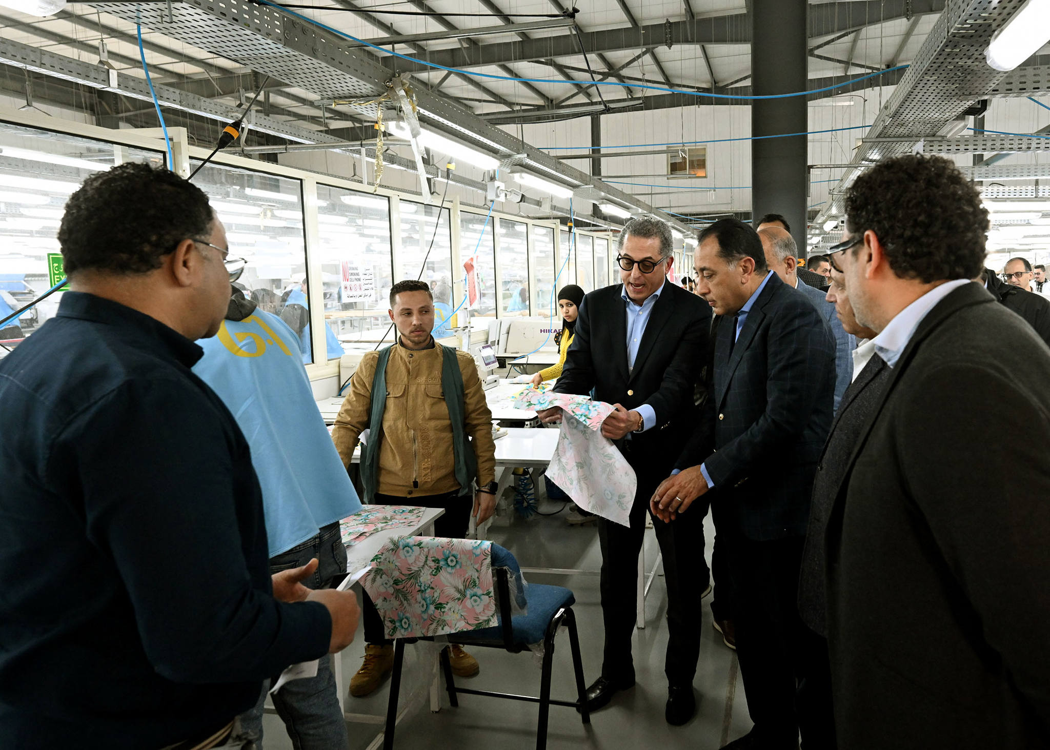 رئيس الوزراء يتفقد مصنع الجيزة للملابس الجاهزة