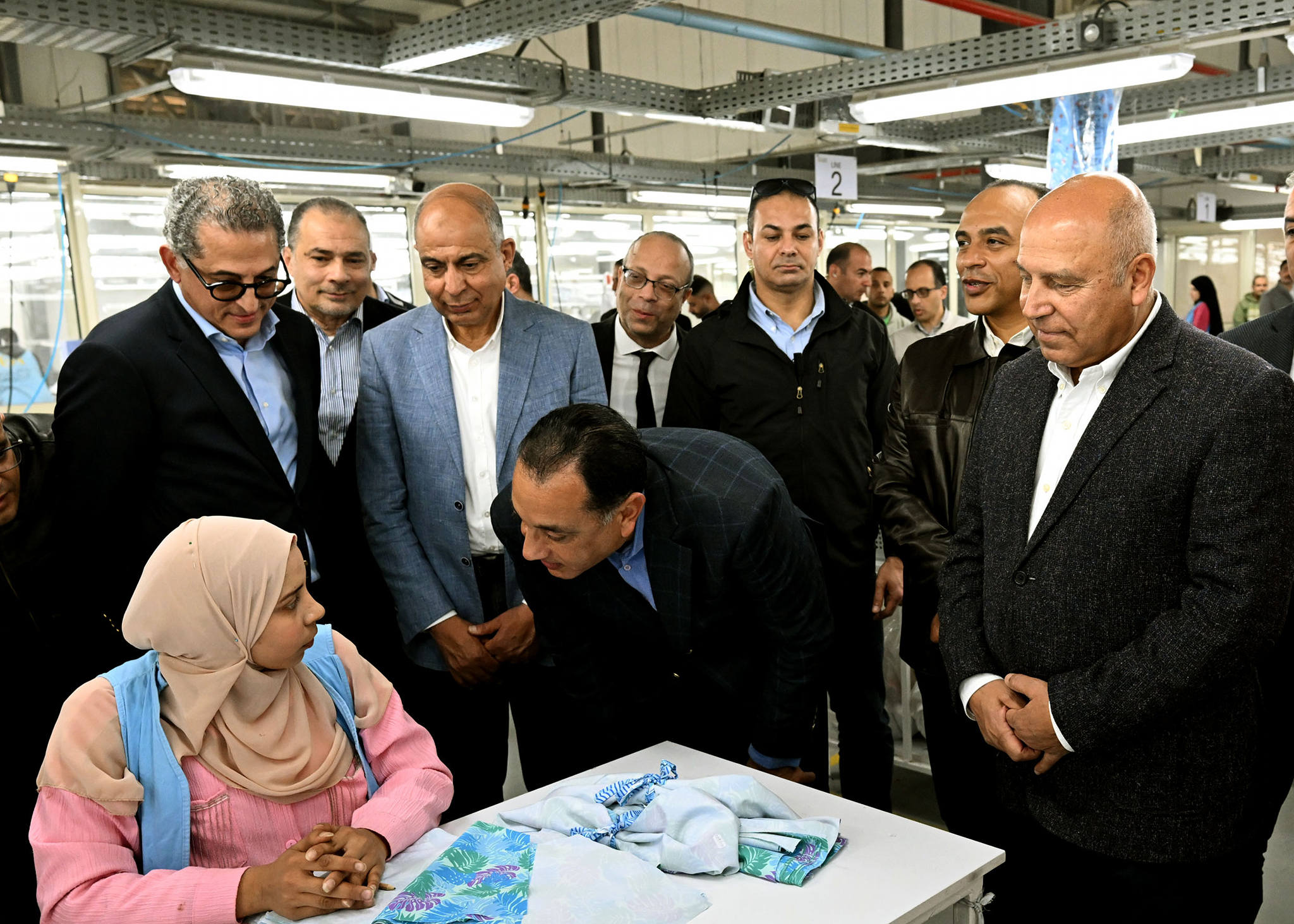 رئيس الوزراء يتفقد مصنع الجيزة للملابس الجاهزة