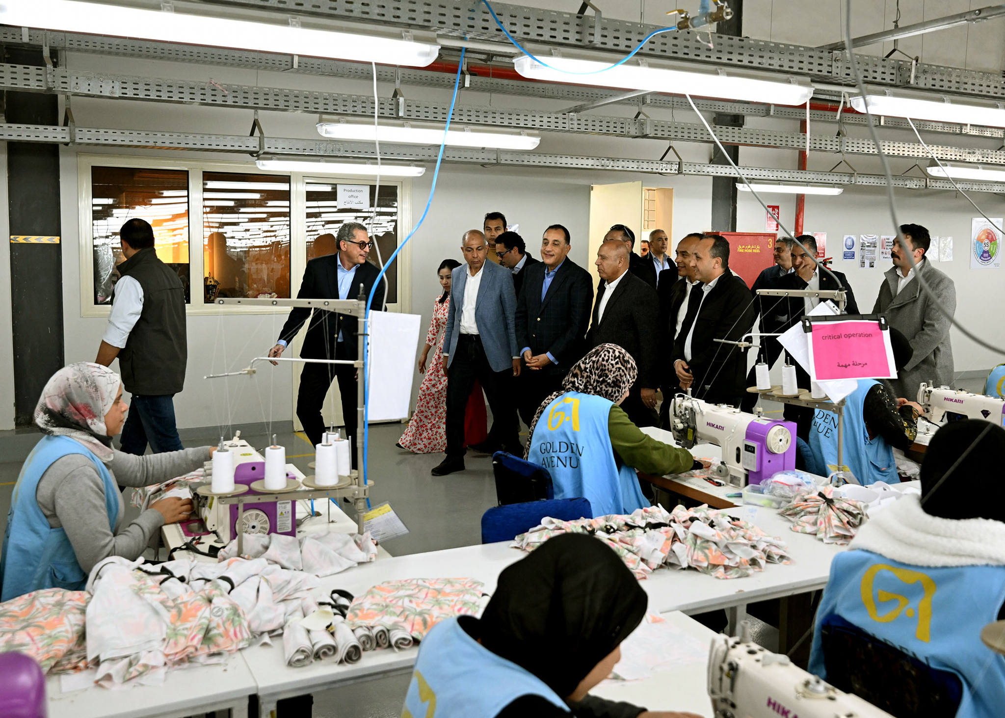 رئيس الوزراء يتفقد مصنع الجيزة للملابس الجاهزة