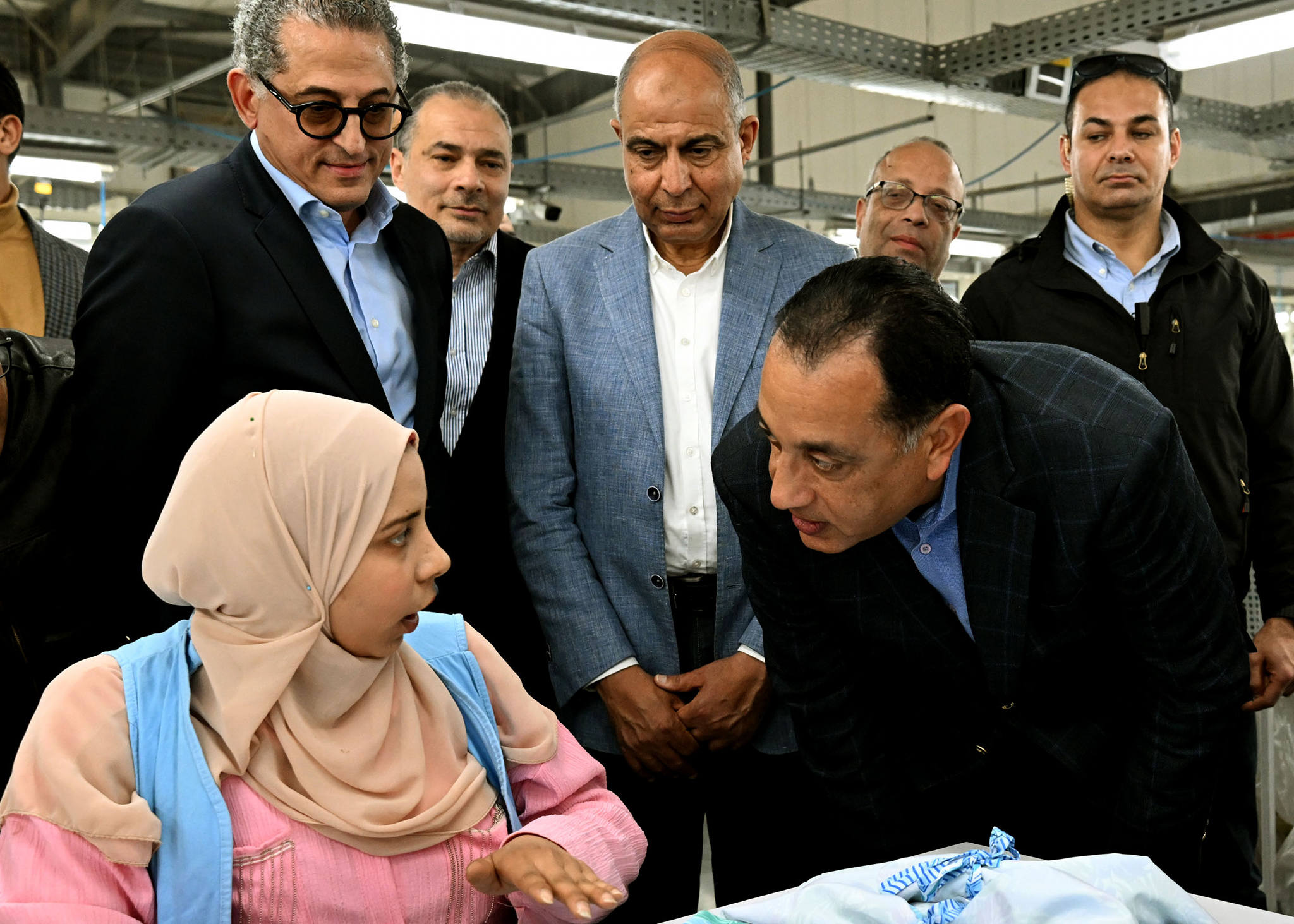 رئيس الوزراء يتفقد مصنع الجيزة للملابس الجاهزة