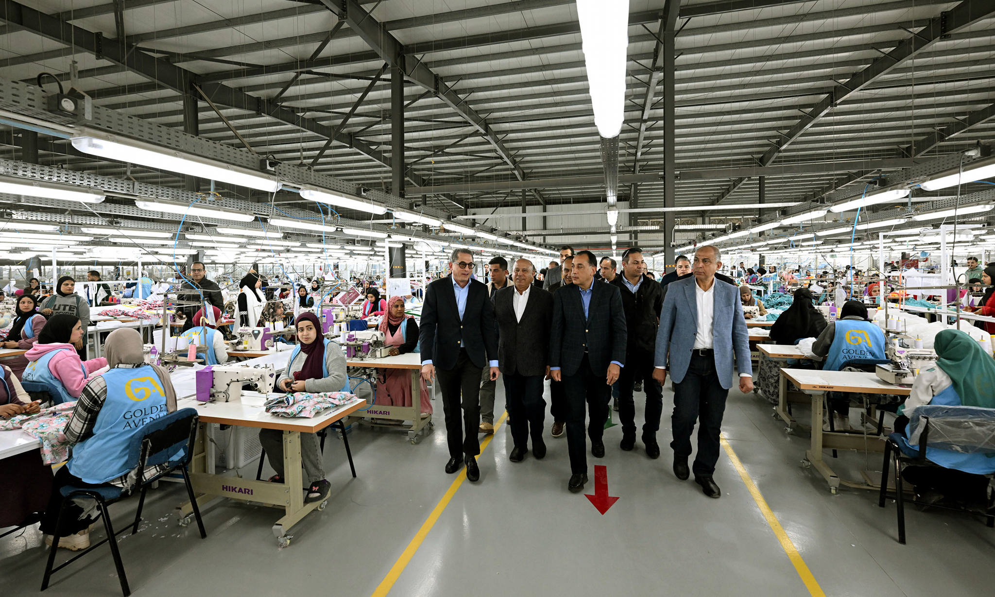 رئيس الوزراء يتفقد مصنع الجيزة للملابس الجاهزة