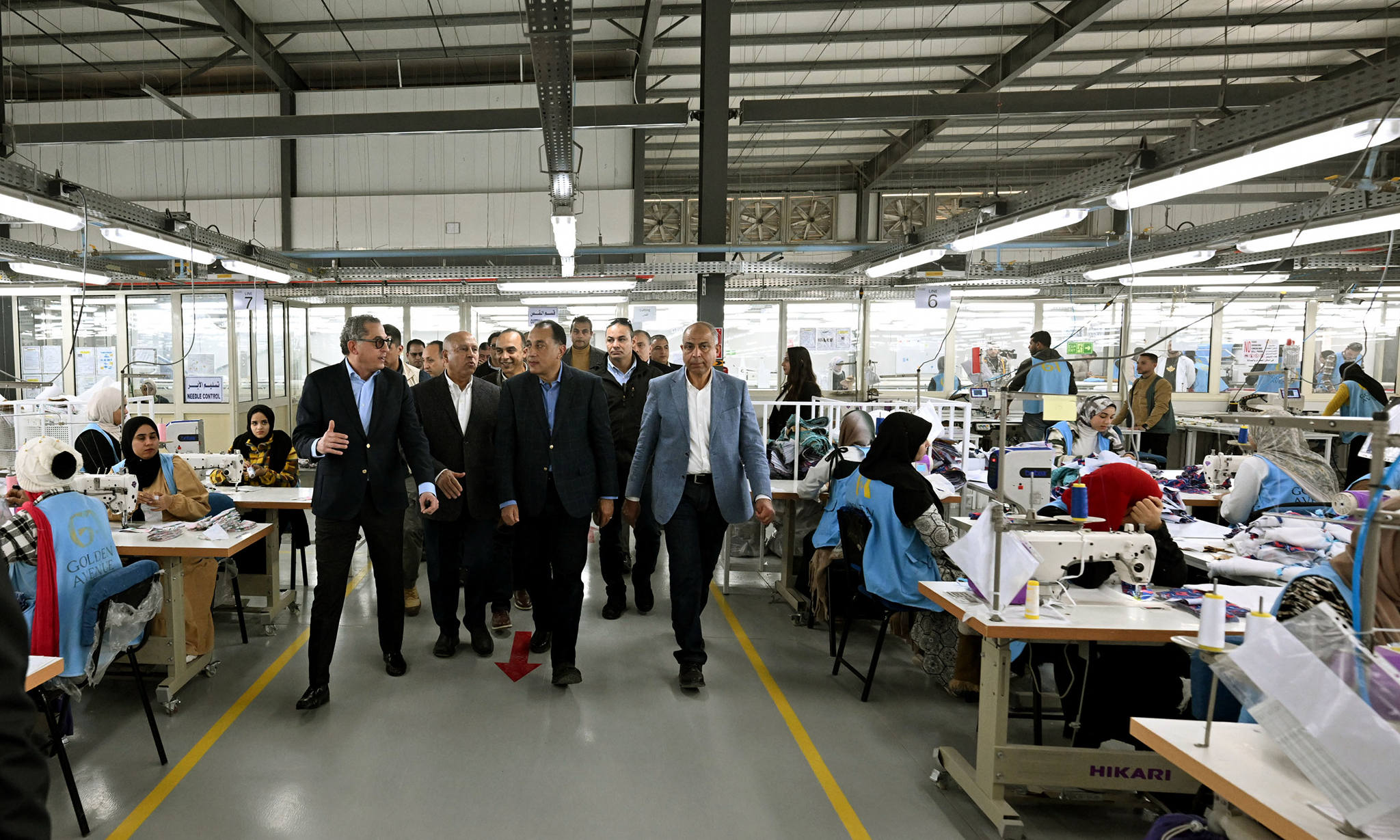 رئيس الوزراء يتفقد مصنع الجيزة للملابس الجاهزة