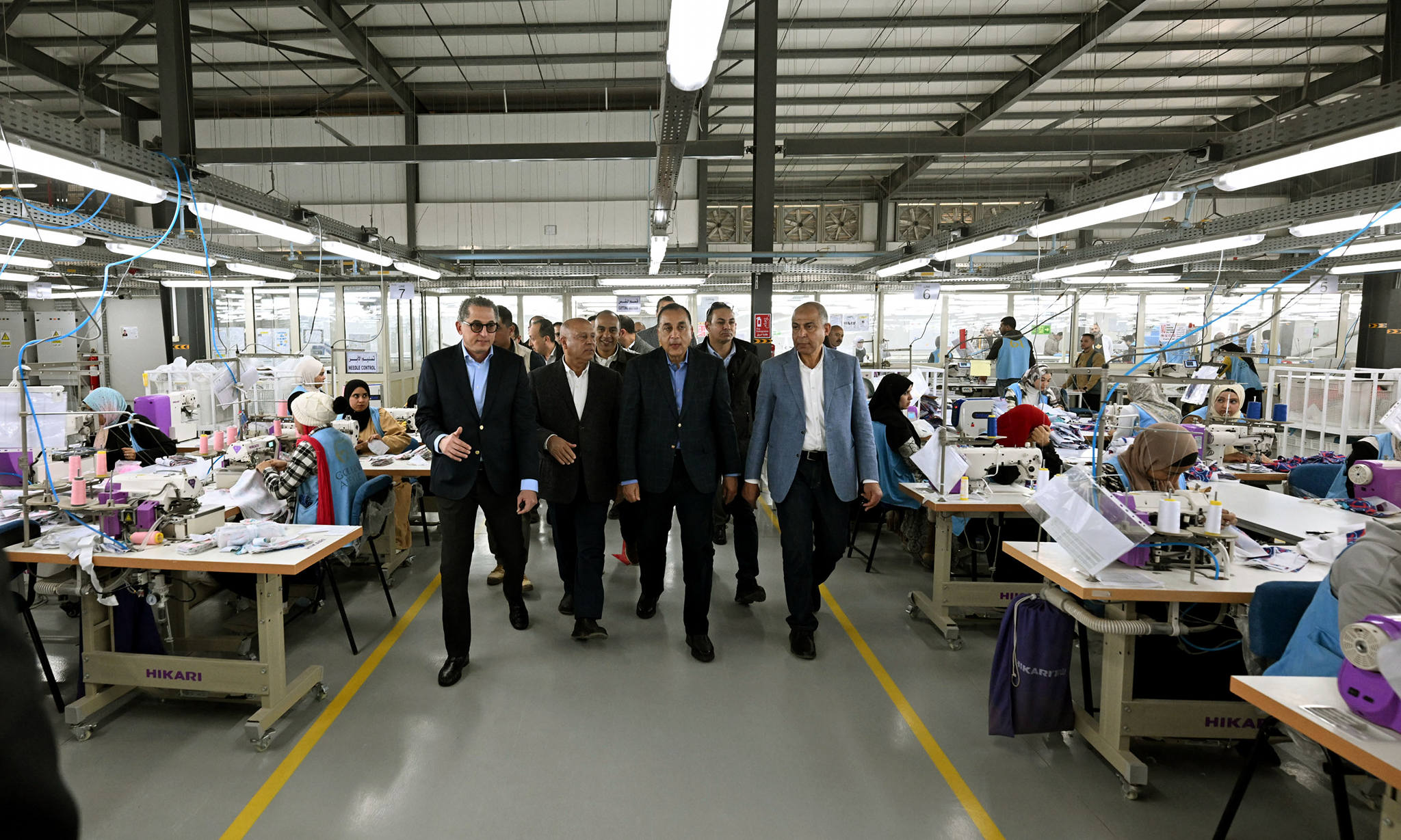 رئيس الوزراء يتفقد مصنع الجيزة للملابس الجاهزة