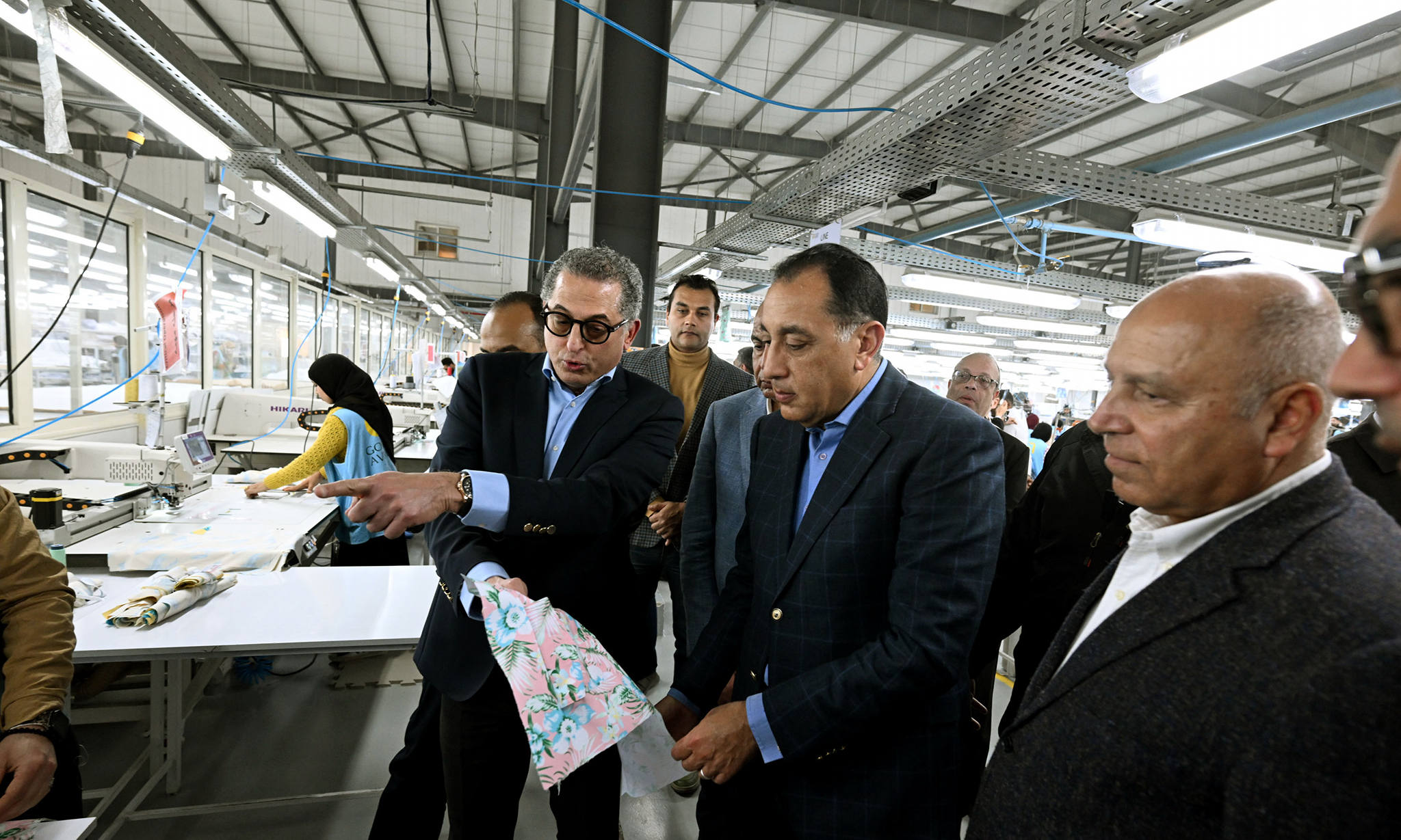 رئيس الوزراء يتفقد مصنع الجيزة للملابس الجاهزة