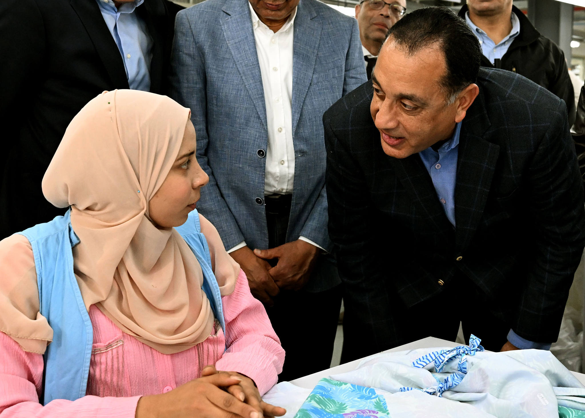 رئيس الوزراء يتفقد مصنع الجيزة للملابس الجاهزة