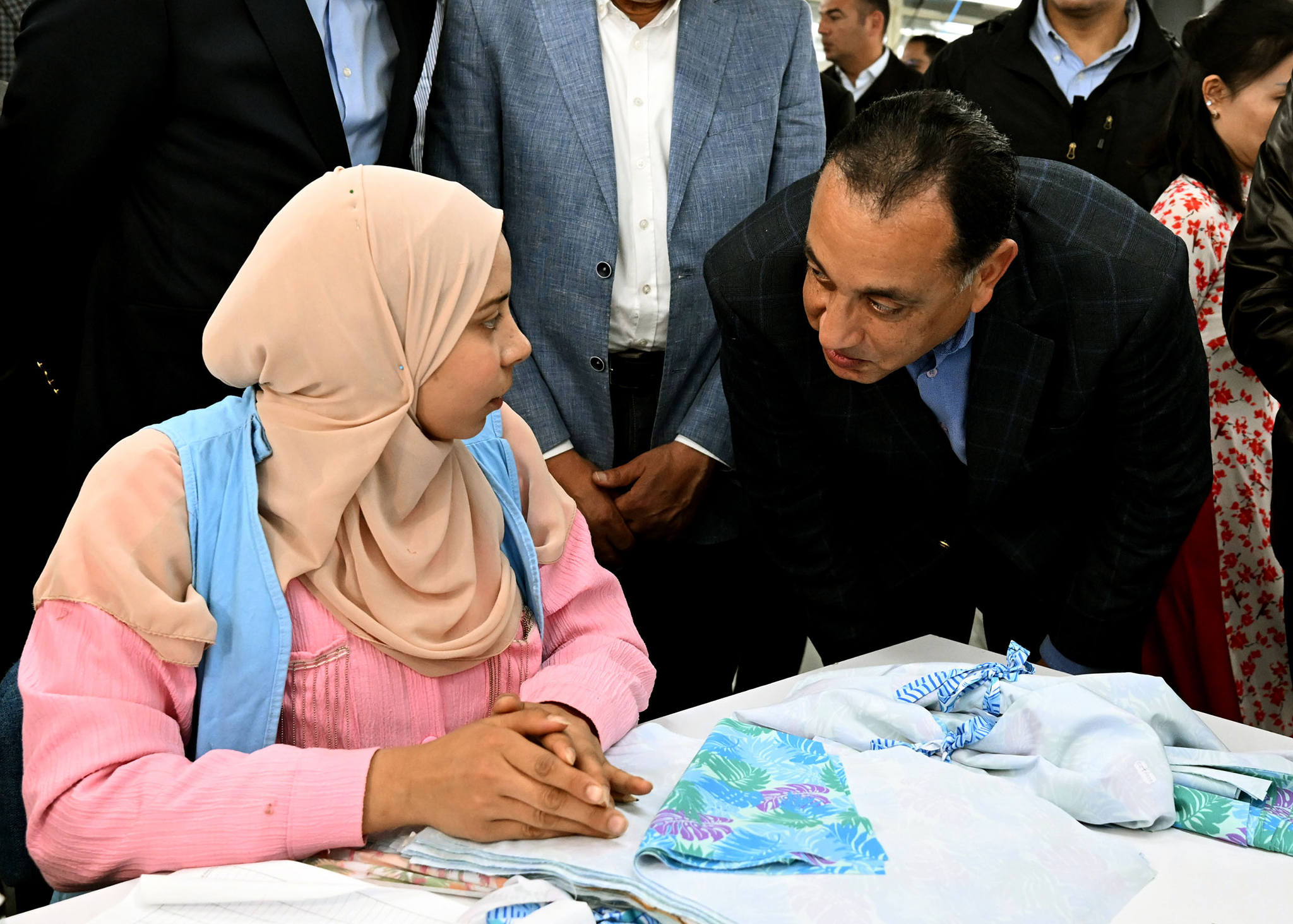 رئيس الوزراء يتفقد مصنع الجيزة للملابس الجاهزة