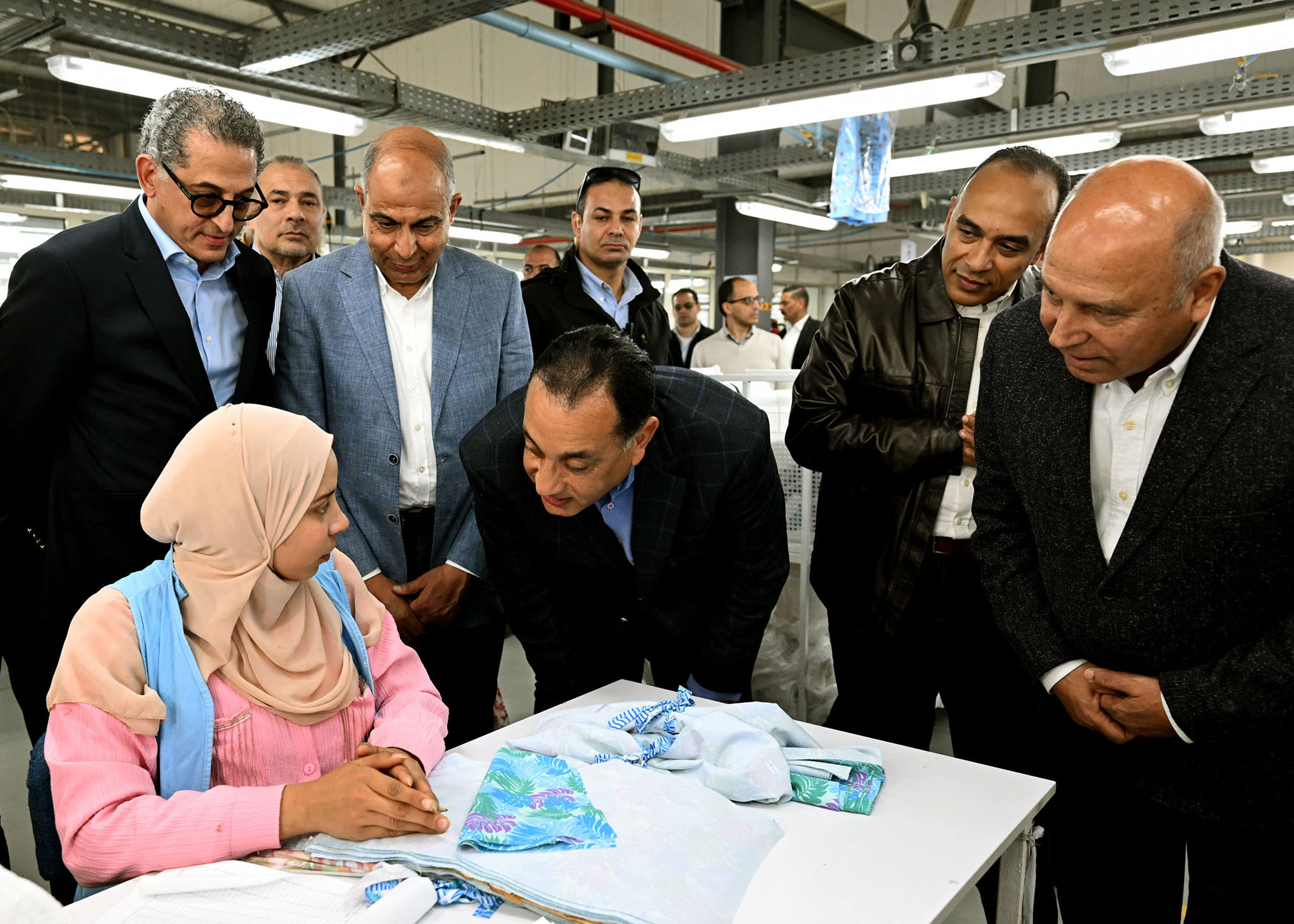 رئيس الوزراء يتفقد مصنع الجيزة للملابس الجاهزة