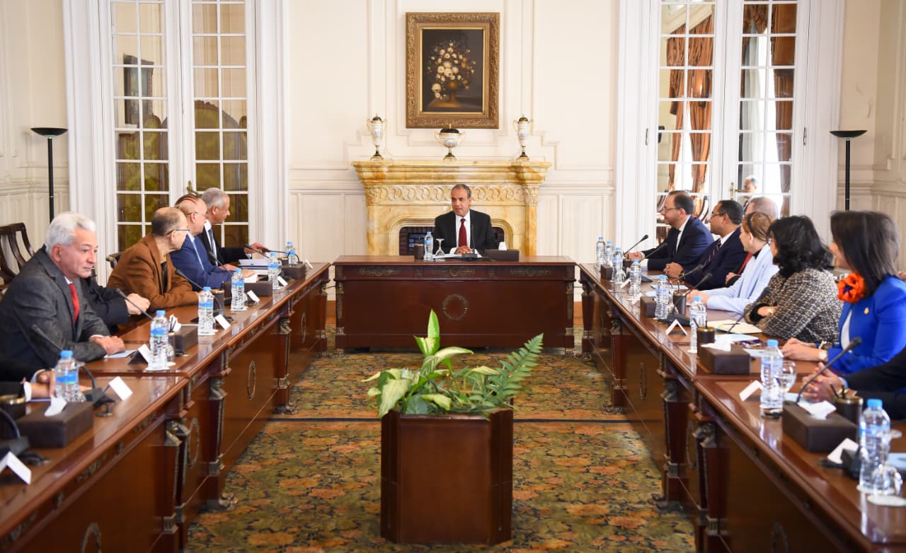 وزير الخارجية يلتقي أعضاء اللجنة الوطنية لآلية مراجعة النظراء الأفريقية