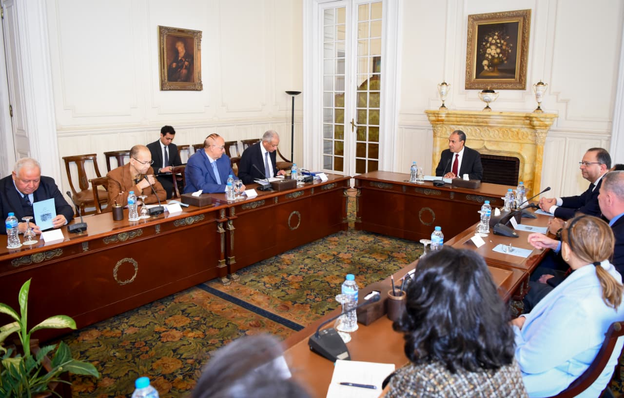 وزير الخارجية يلتقي أعضاء اللجنة الوطنية لآلية مراجعة النظراء الأفريقية
