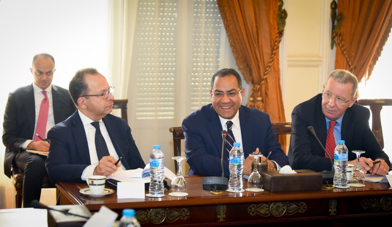 وزير الخارجية يلتقي أعضاء اللجنة الوطنية لآلية مراجعة النظراء الأفريقية