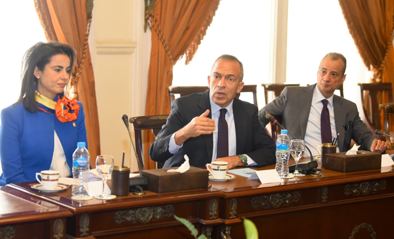 وزير الخارجية يلتقي أعضاء اللجنة الوطنية لآلية مراجعة النظراء الأفريقية