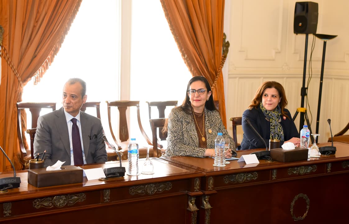 وزير الخارجية يلتقي أعضاء اللجنة الوطنية لآلية مراجعة النظراء الأفريقية