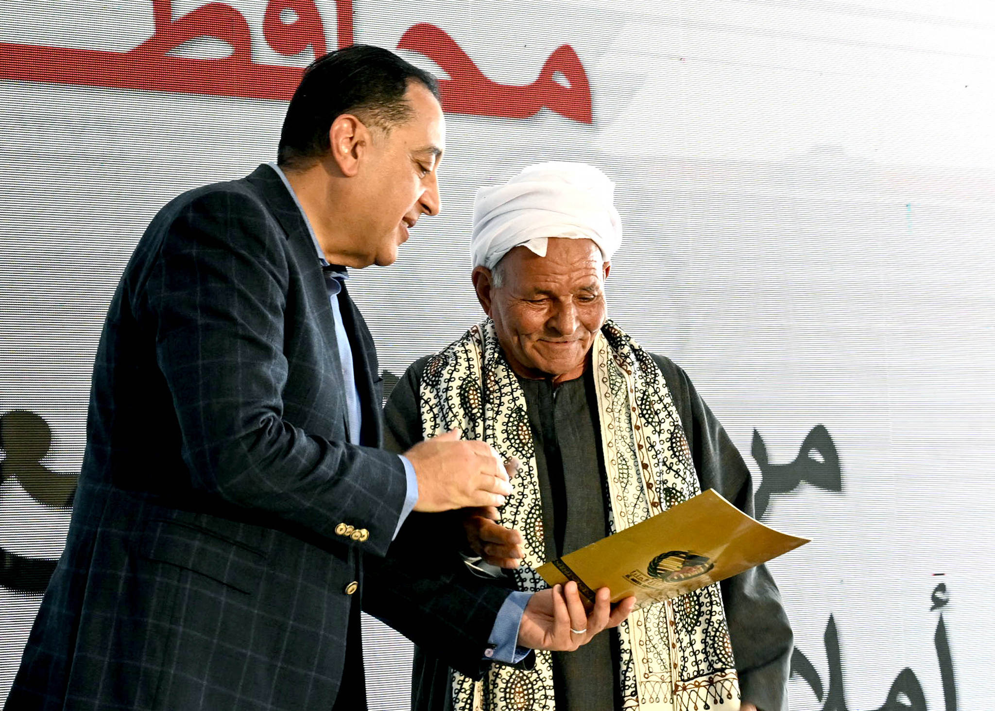 مدبولي يسلم عقود الوحدات العمارات السكنية الجديدة بالمنيا