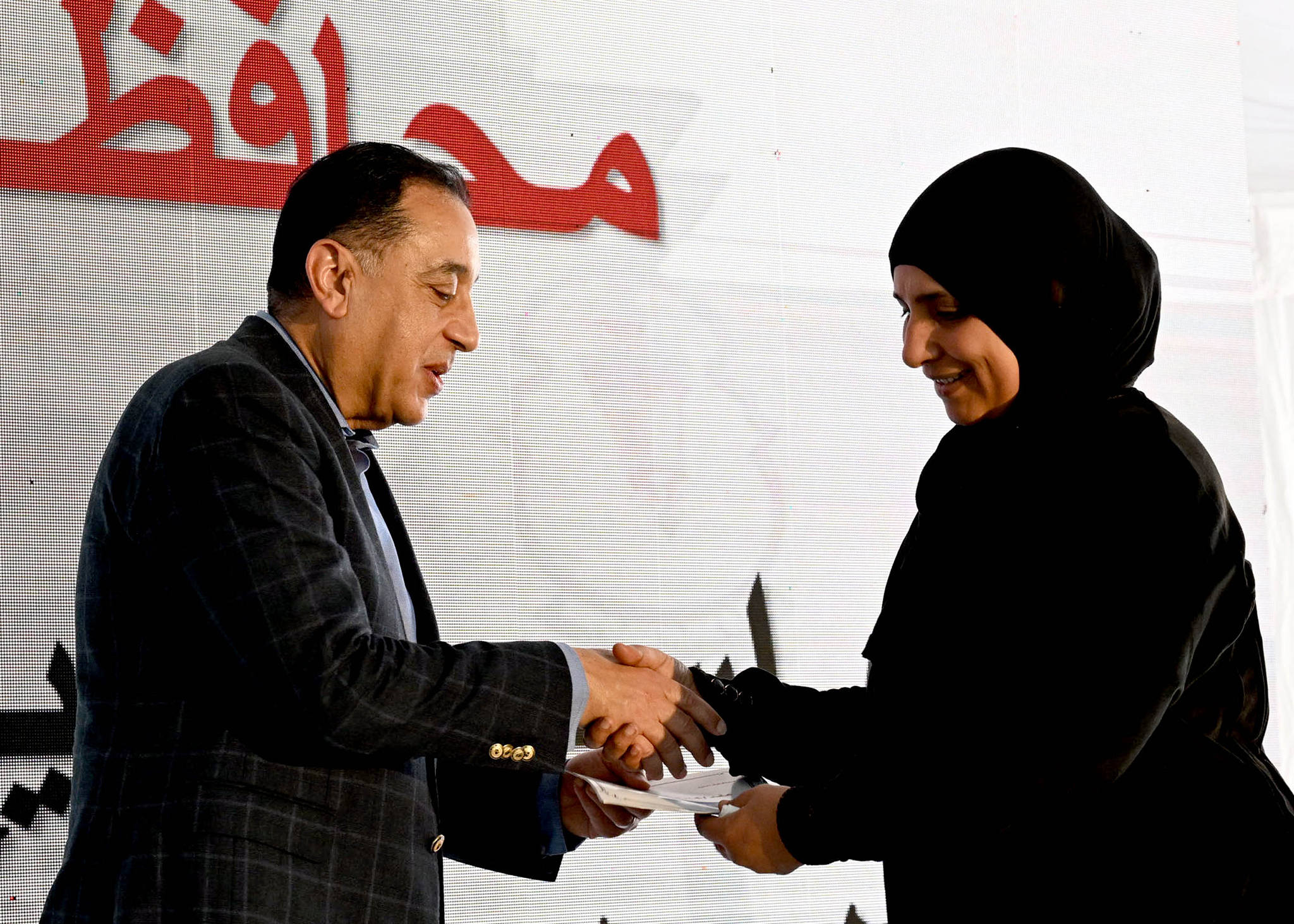 مدبولي يسلم عقود الوحدات العمارات السكنية الجديدة بالمنيا