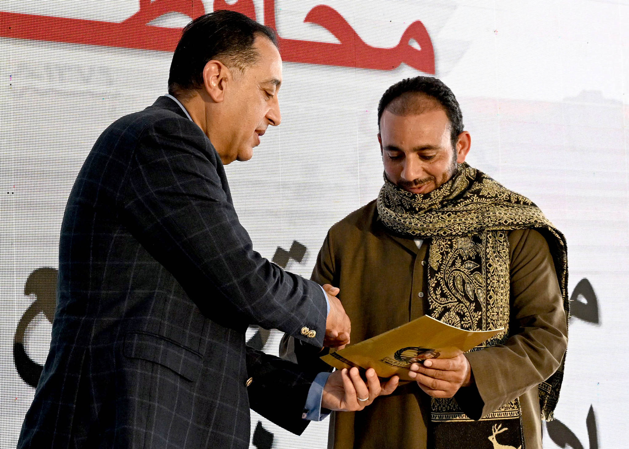 مدبولي يسلم عقود الوحدات العمارات السكنية الجديدة بالمنيا