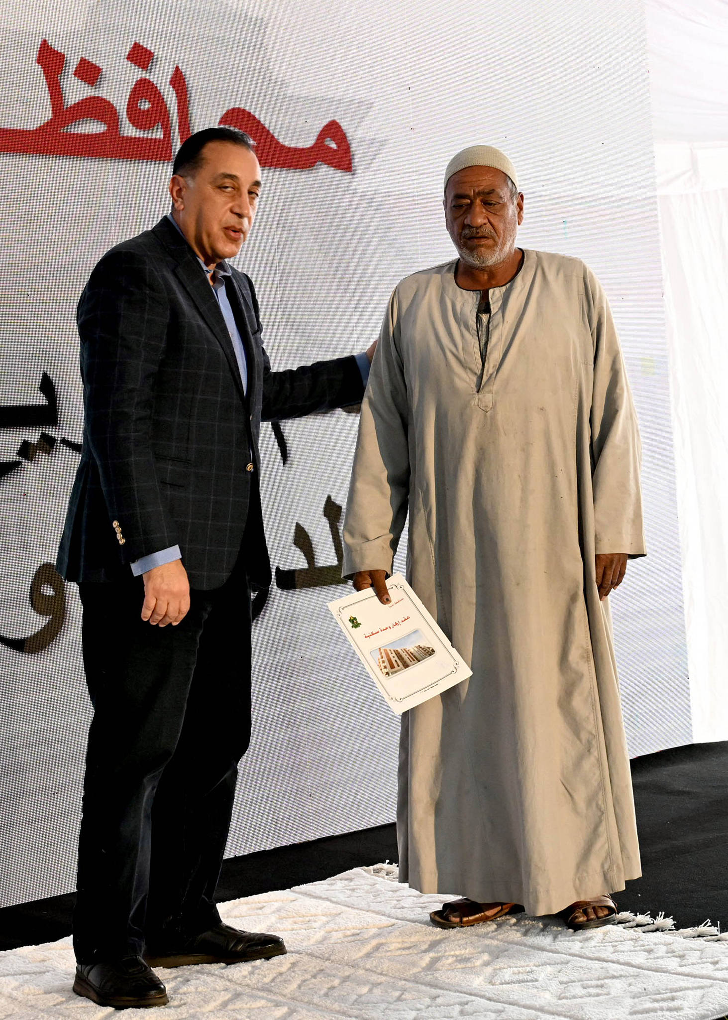 مدبولي يسلم عقود الوحدات العمارات السكنية الجديدة بالمنيا