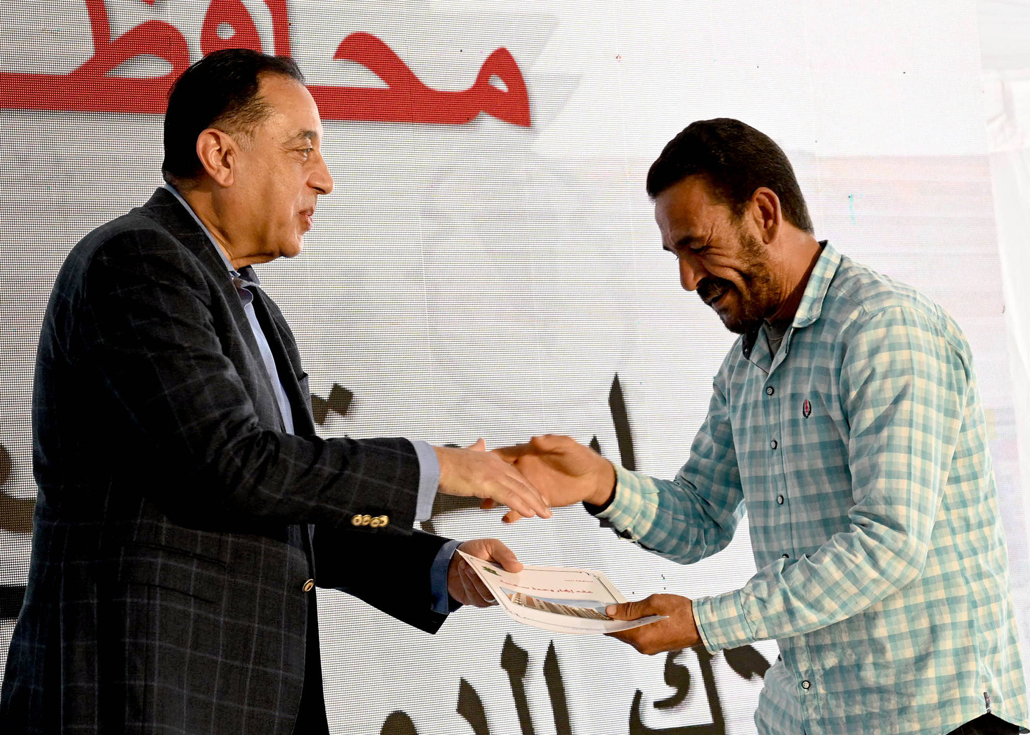 مدبولي يسلم عقود الوحدات العمارات السكنية الجديدة بالمنيا