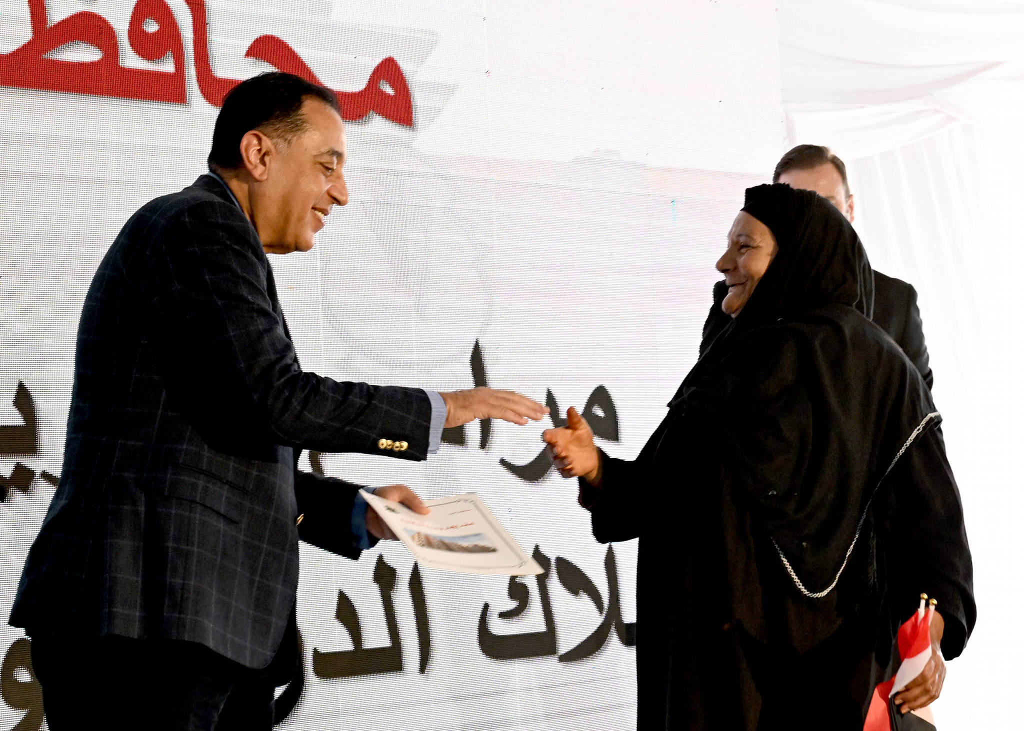 مدبولي يسلم عقود الوحدات العمارات السكنية الجديدة بالمنيا