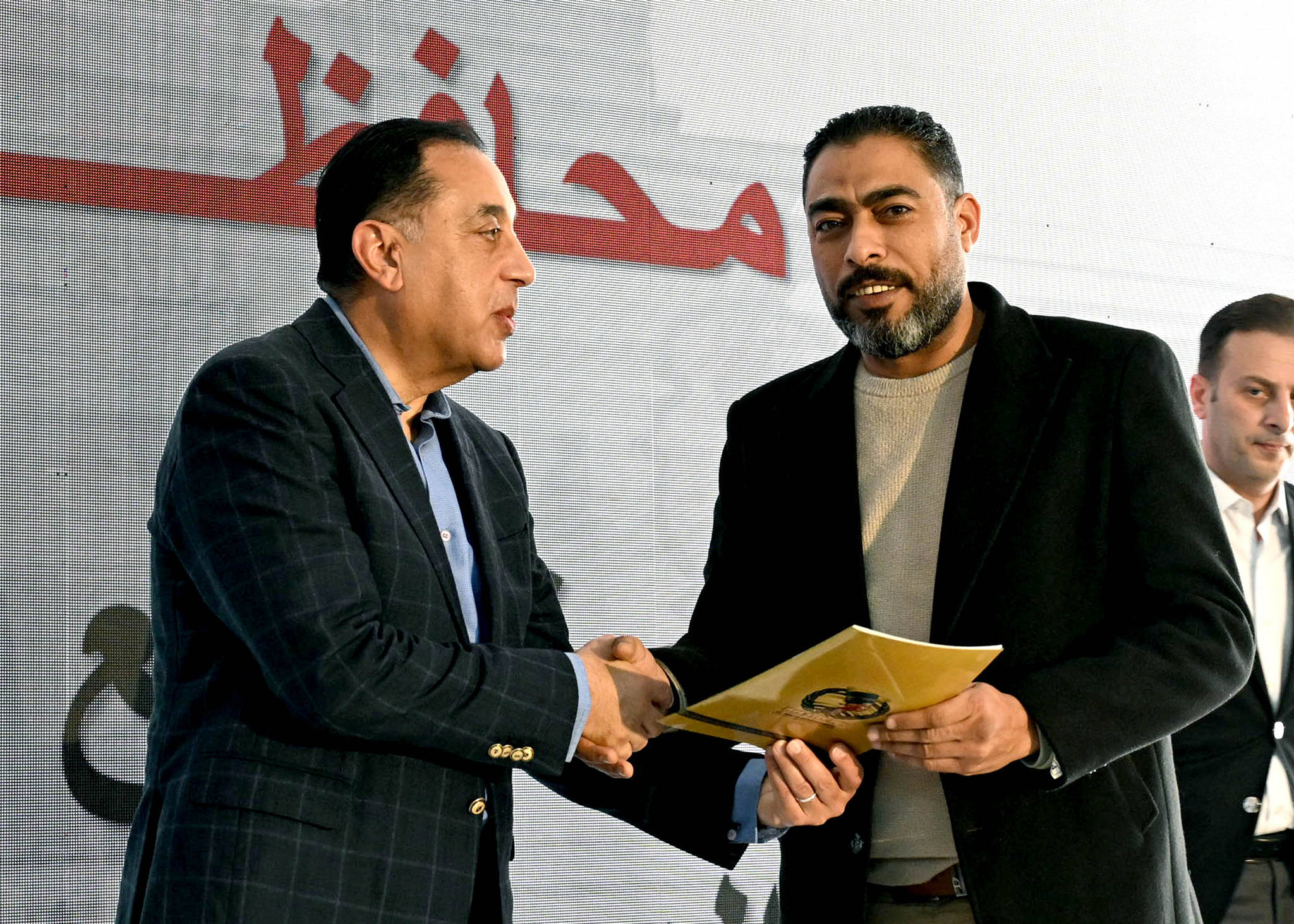 مدبولي يسلم عقود الوحدات العمارات السكنية الجديدة بالمنيا