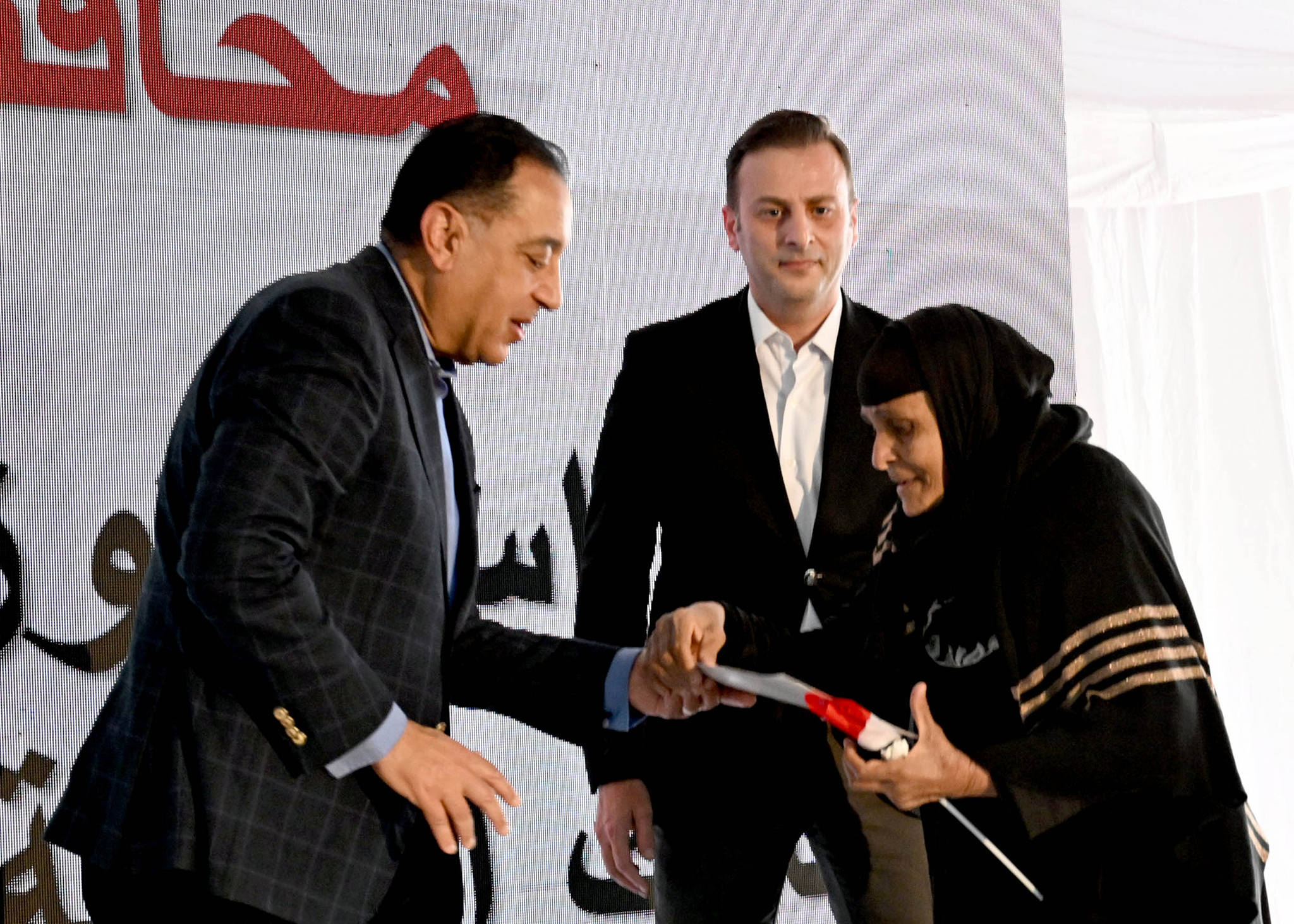 مدبولي يسلم عقود الوحدات العمارات السكنية الجديدة بالمنيا