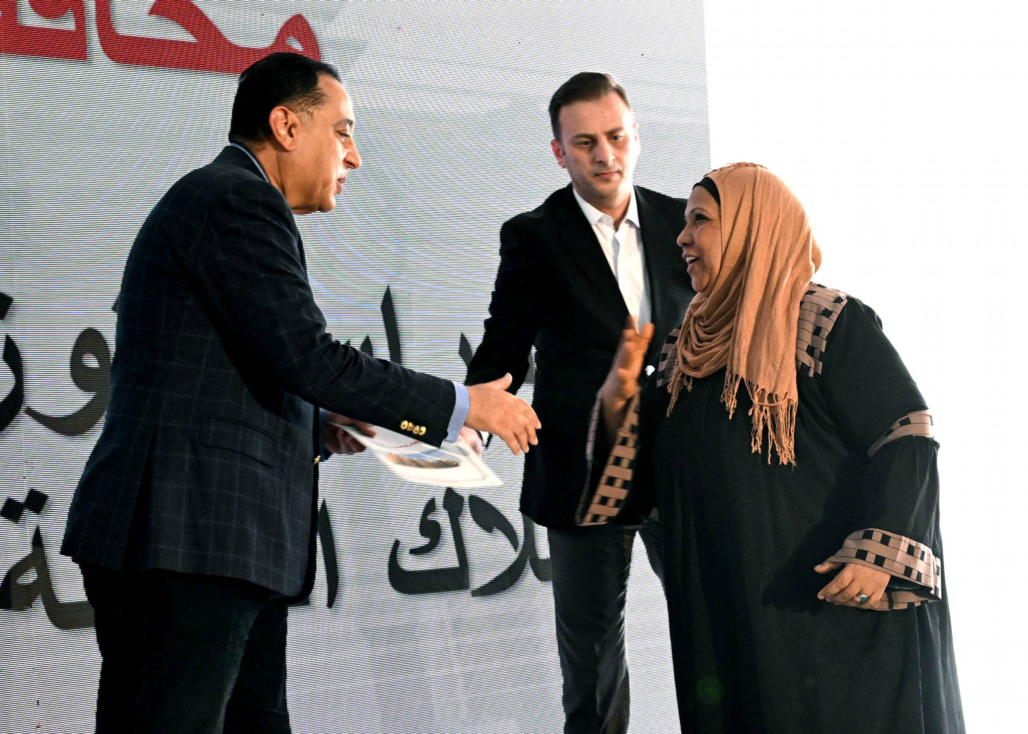 مدبولي يسلم عقود الوحدات العمارات السكنية الجديدة بالمنيا