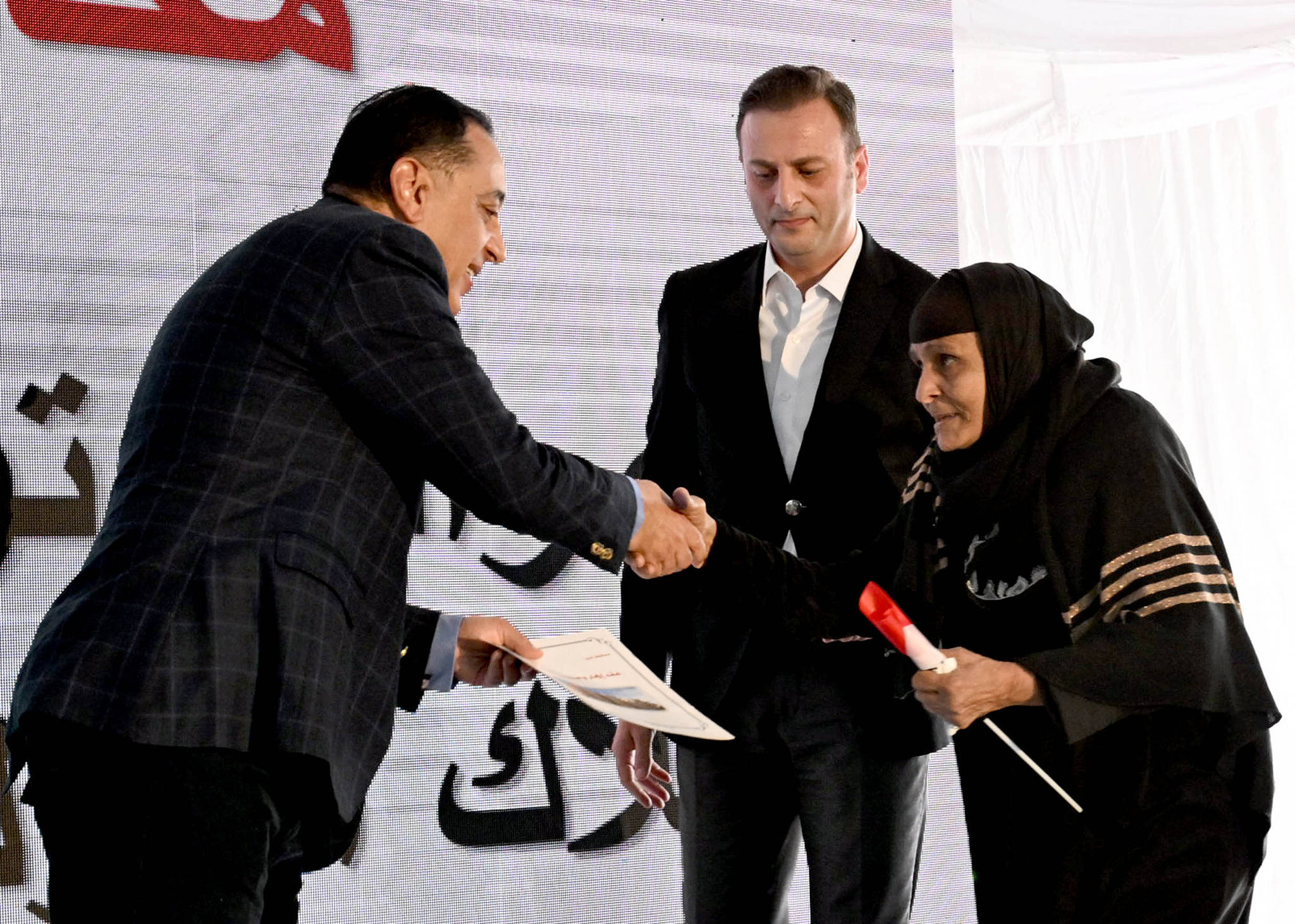 مدبولي يسلم عقود الوحدات العمارات السكنية الجديدة بالمنيا