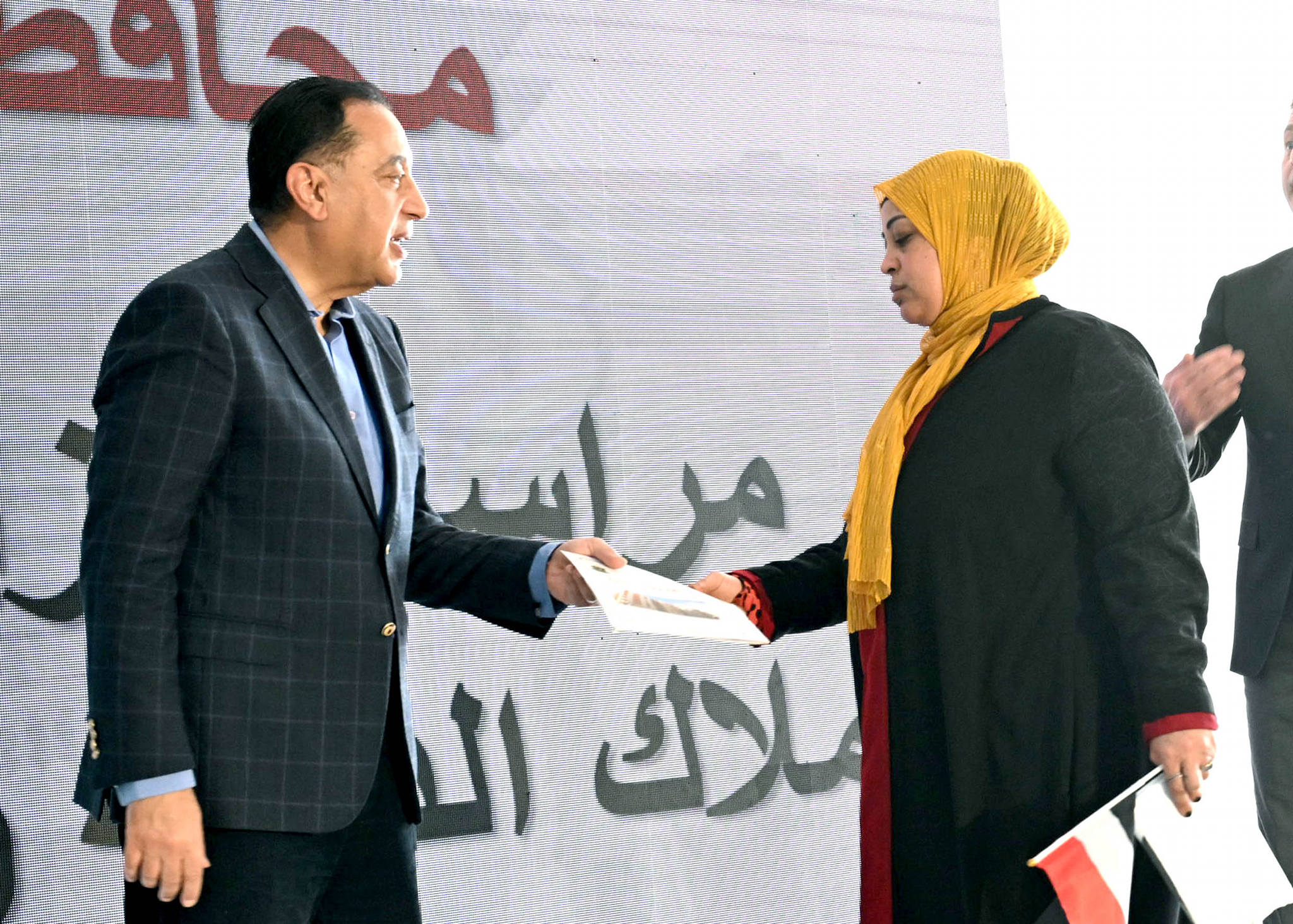 مدبولي يسلم عقود الوحدات العمارات السكنية الجديدة بالمنيا