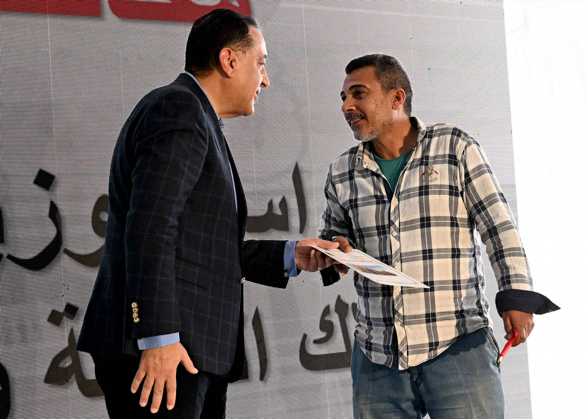 مدبولي يسلم عقود الوحدات العمارات السكنية الجديدة بالمنيا